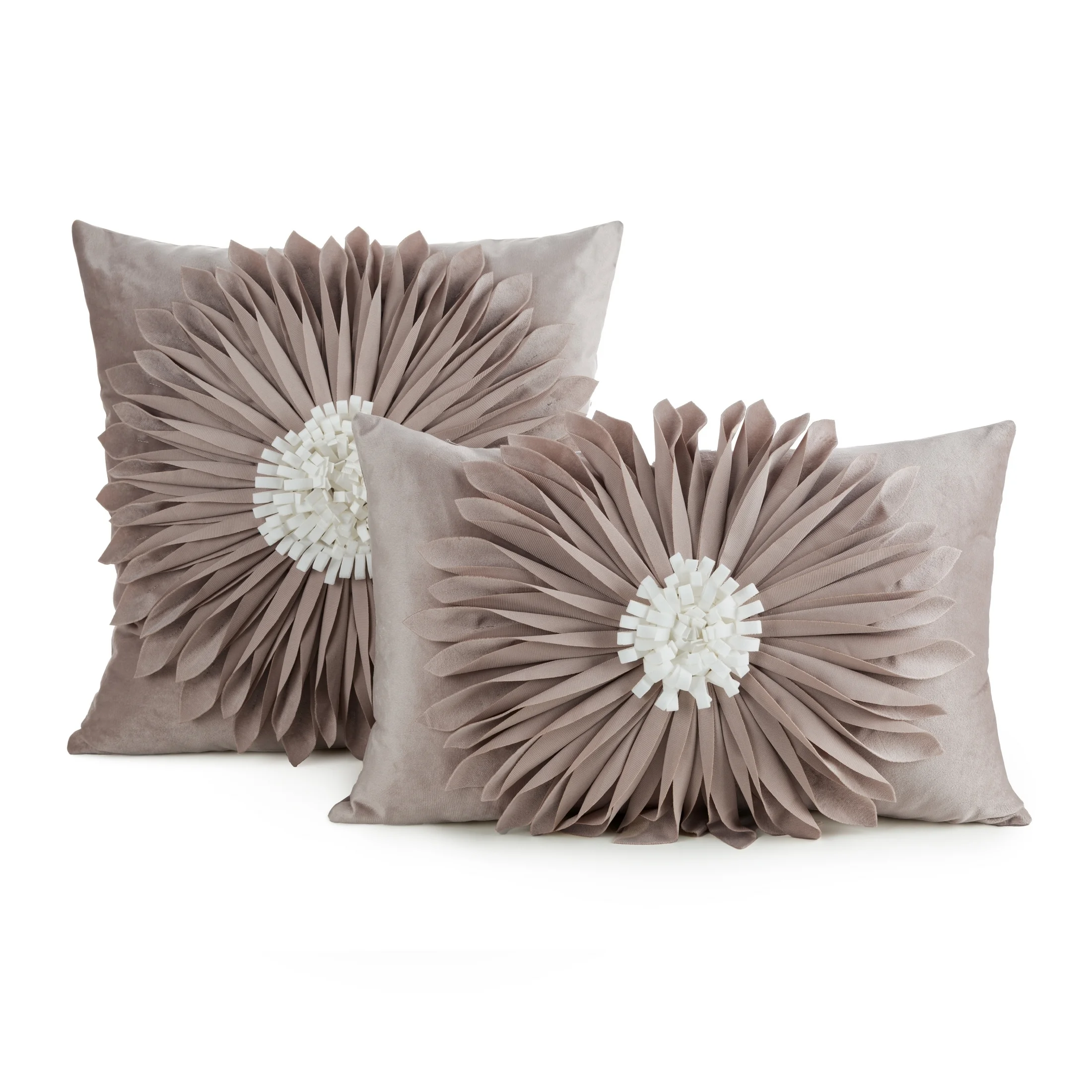 Poszewka na poduszkę 45 x 45 cm z welwetu kolor beżowo, kremowy zdobiona kwiatem 3D FLORES 3 Eurofirany