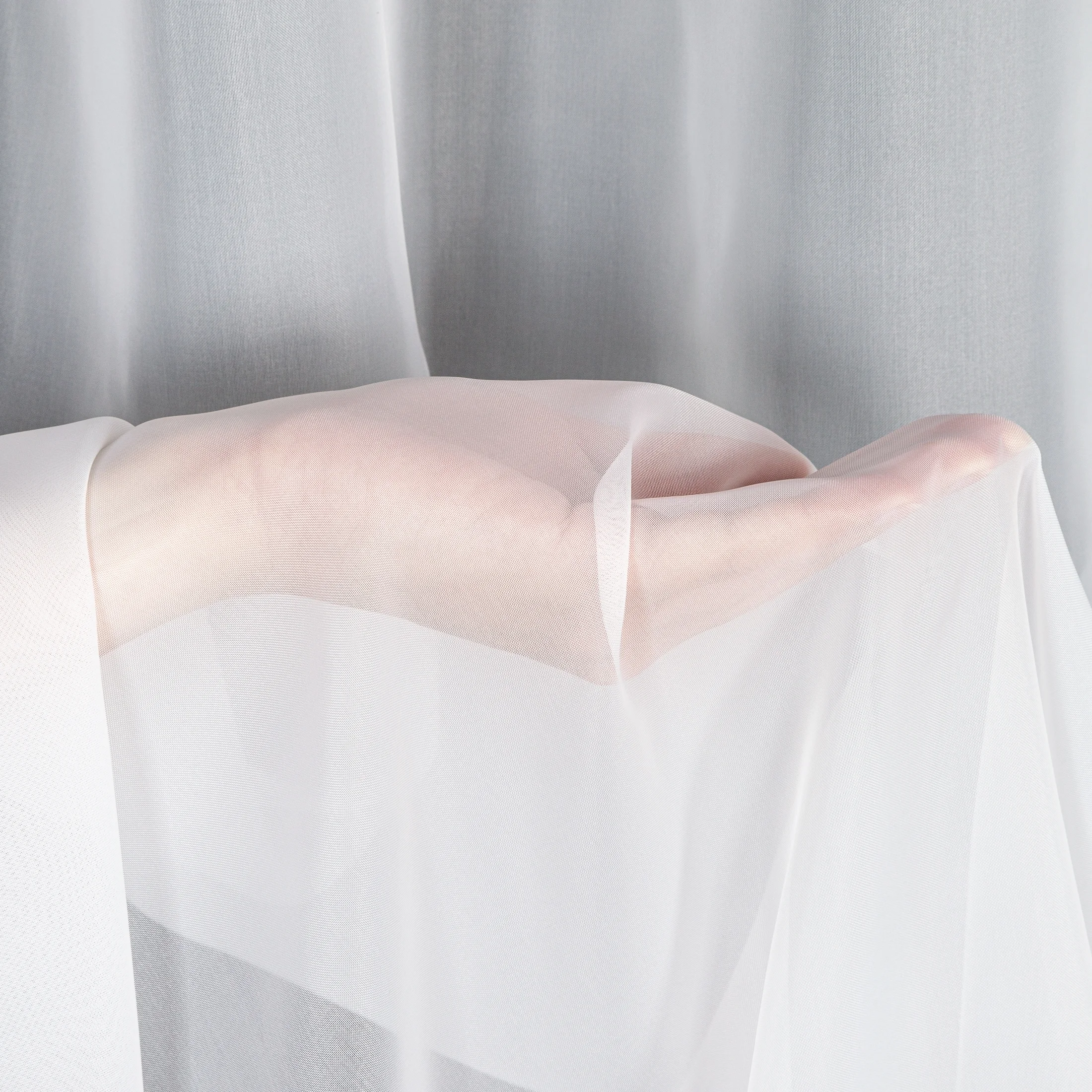 Firana biała z gładkiego mlecznego woalu wykończona szwem obciążającym VIOLET 400x260 cm taśma Eurofirany