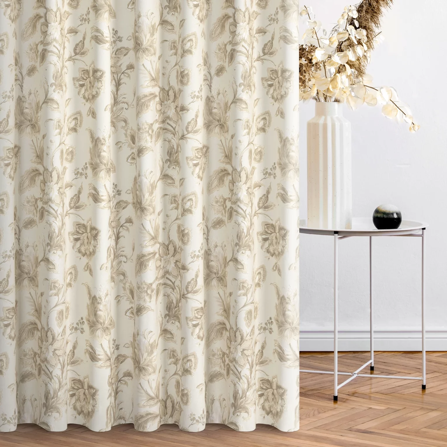 Zasłona szyta na tunelu kremowo beżowa z tkaniny o naturalnym splocie z nadrukowanym kwiatowym wzorem