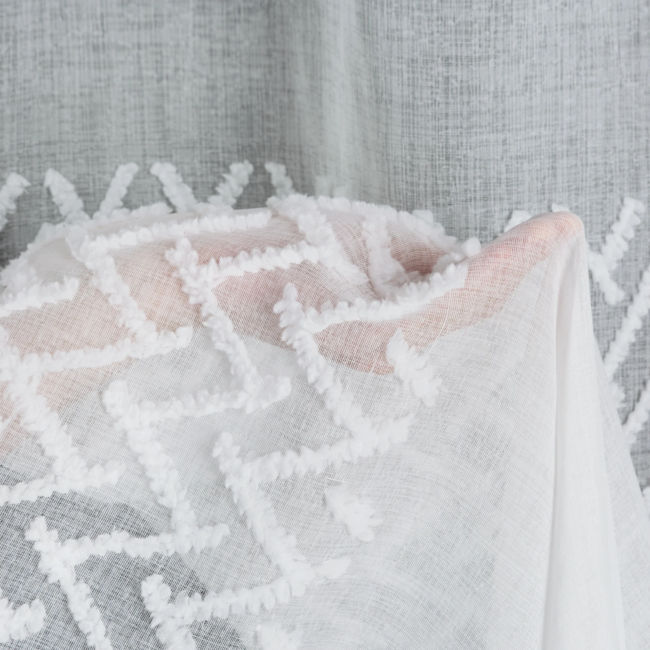 Firana biała zdobiona puszystą aplikacją 140x250 cm przelotka ESTER Eurofirany