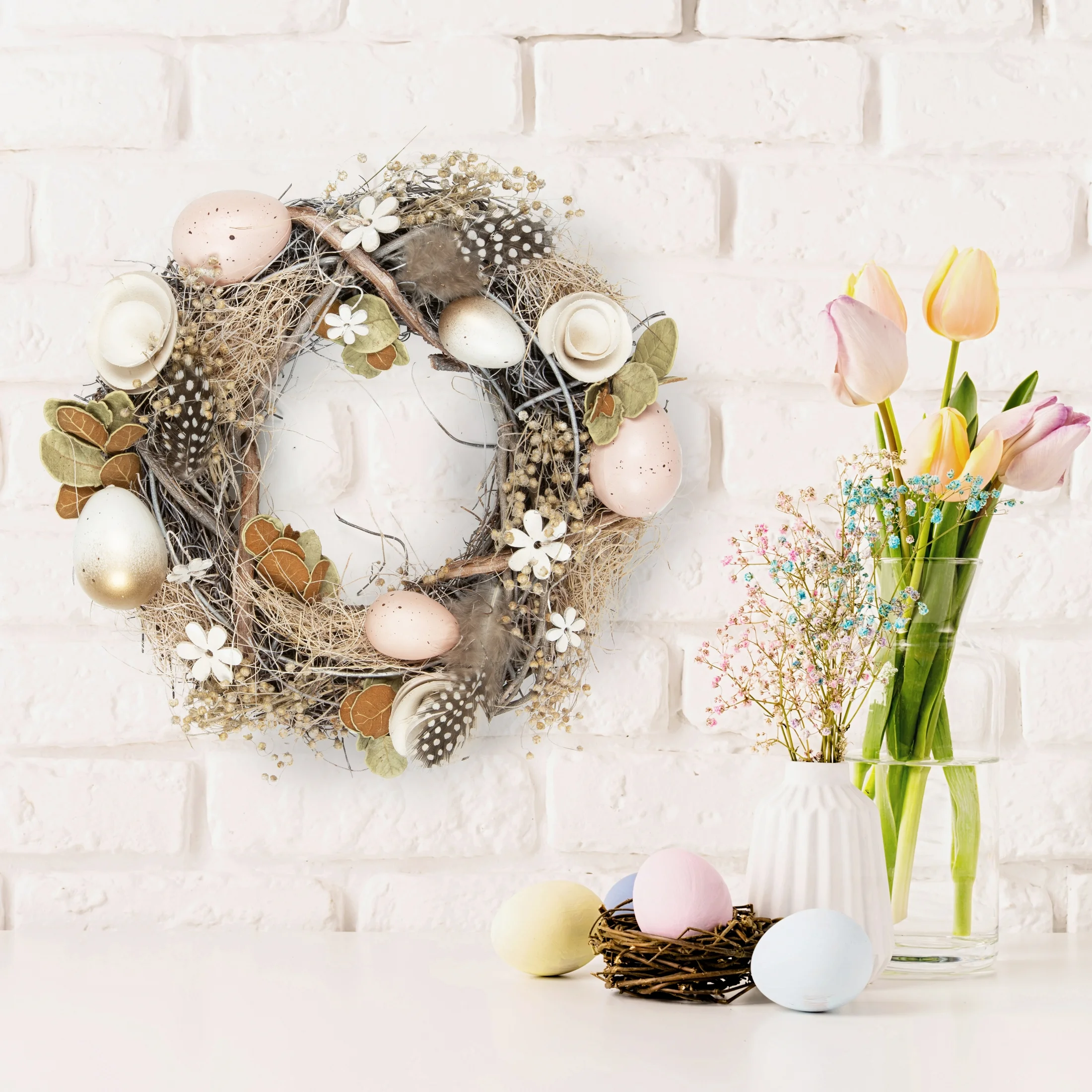 Dekoracyjny wianek welkanocny z naturalnych gałązek Eurofirany