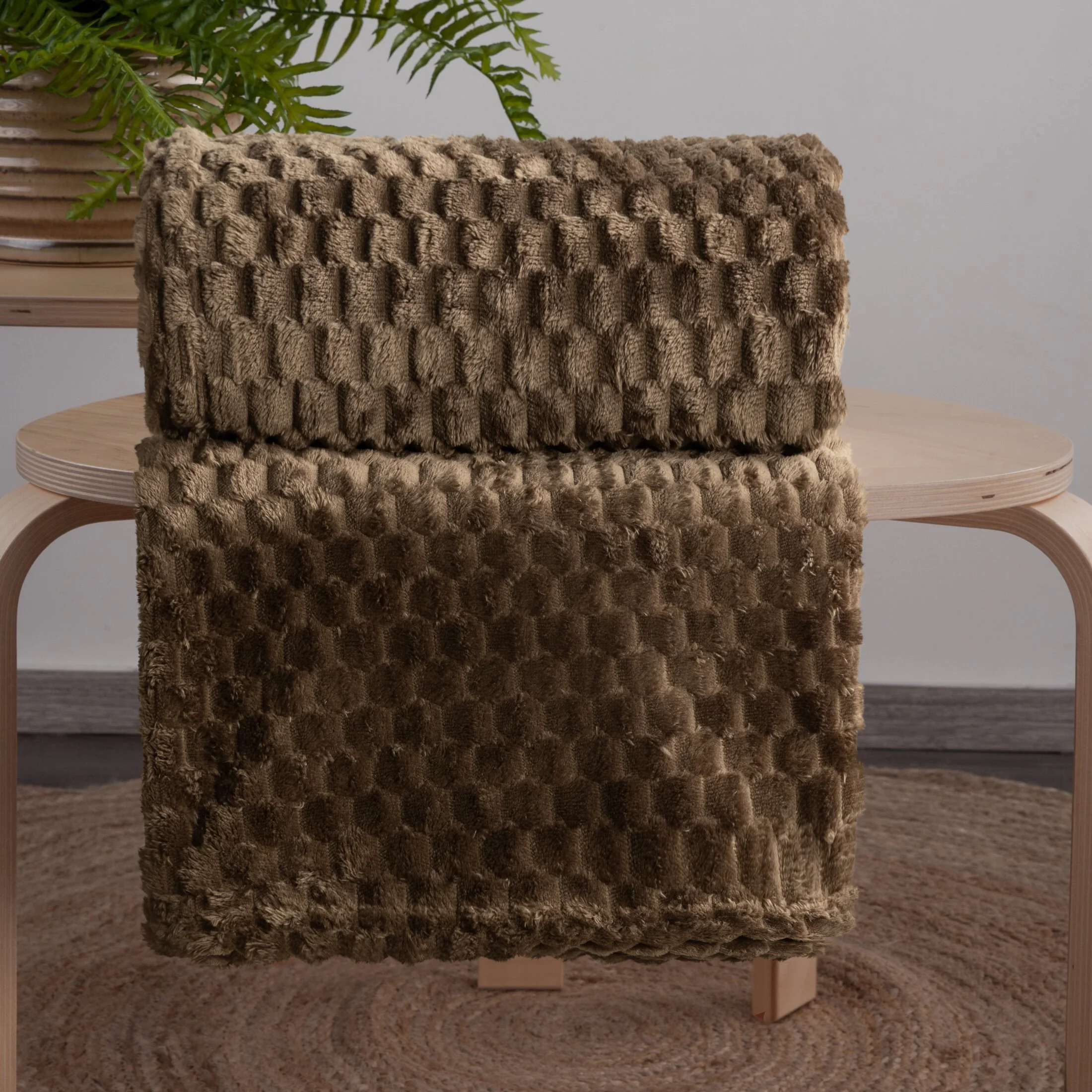 Koc 200x220 cm ciemnooliwkowy miękki w dotyku z wytłaczanym wzorem 3D CINDY 6 Design 91