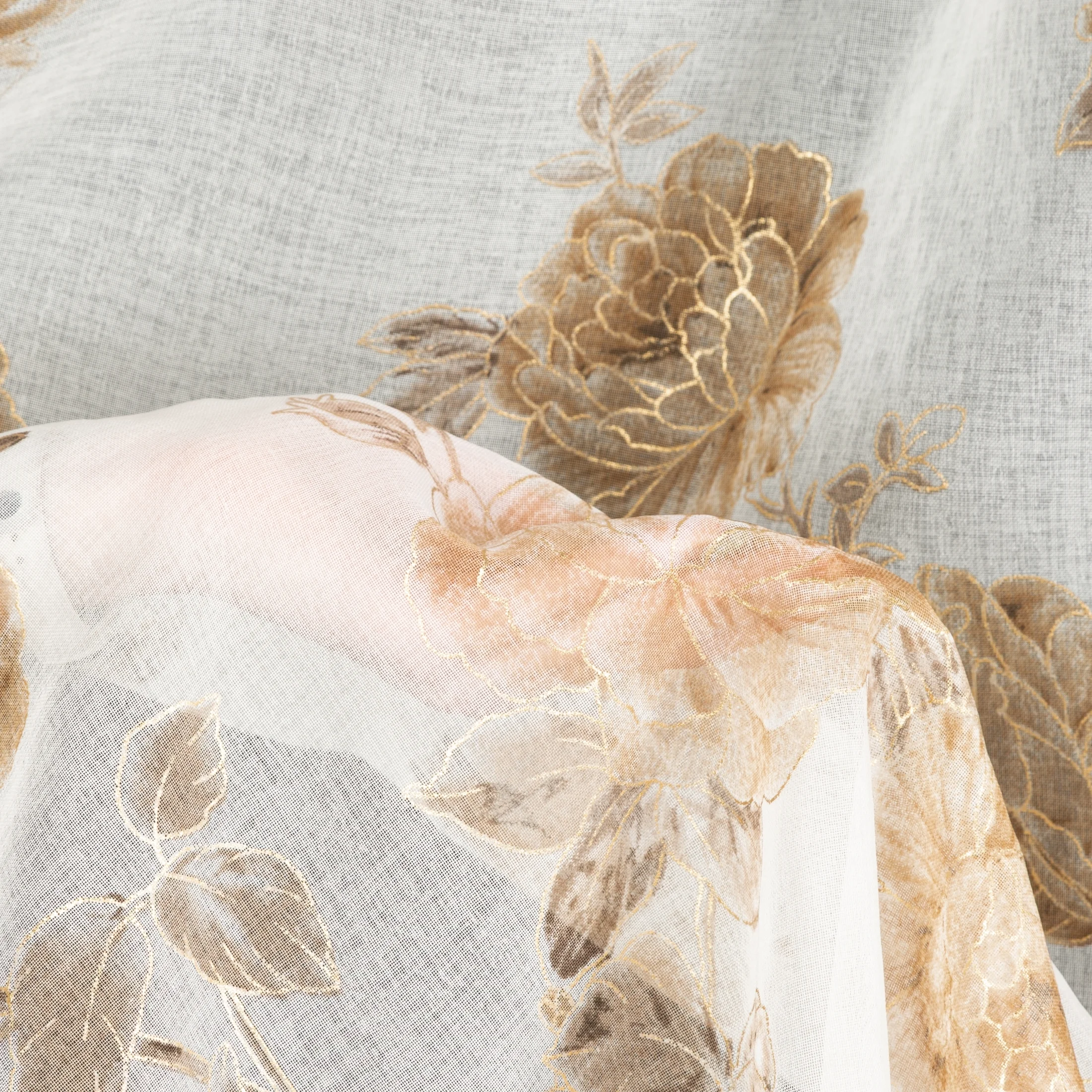 Zasłona biało, beżowa zdobiona nadrukiem róż z dodatkiem złota z etaminy 140x250 cm złote przelotki - MELA Eurofirany