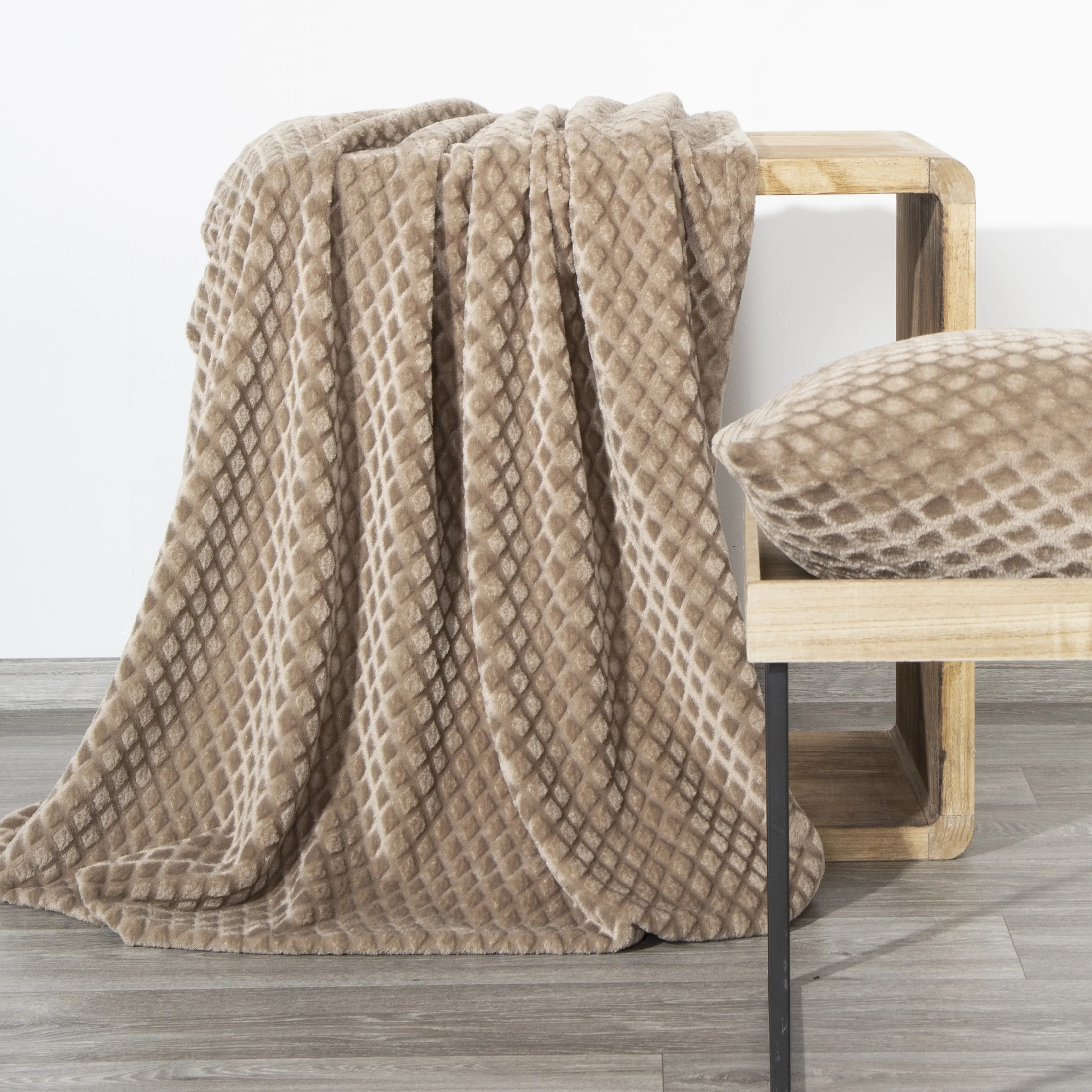 Koc BELLA z mikroflano wytłaczany w kratę Design 91