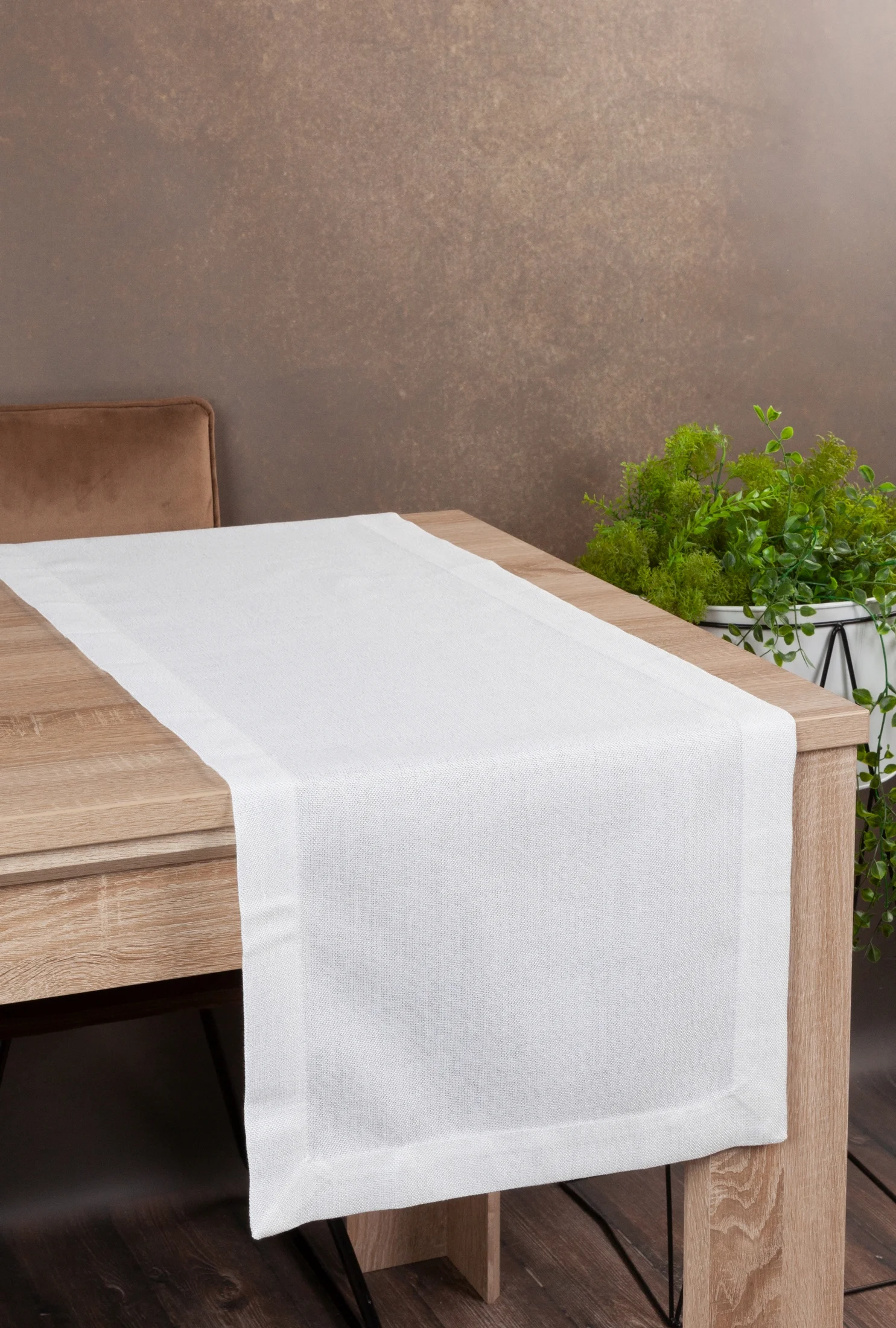 Bieżnik na stół biały 40x140 cm z tkaniny przypominającej płótno STELLA 2 z podwójną listwą na brzegach