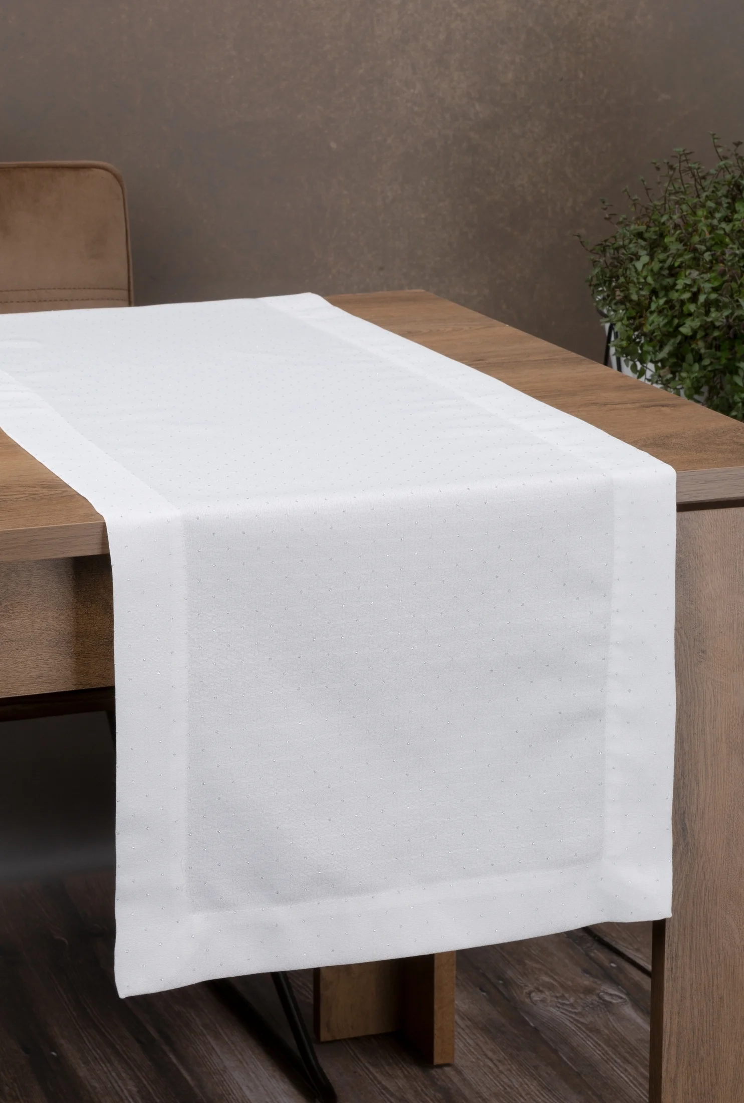Bieżnik na stół biały 40x140 cm ELLEN zdobiony drobnymi srebrnymi kropkami i elegancką listwą