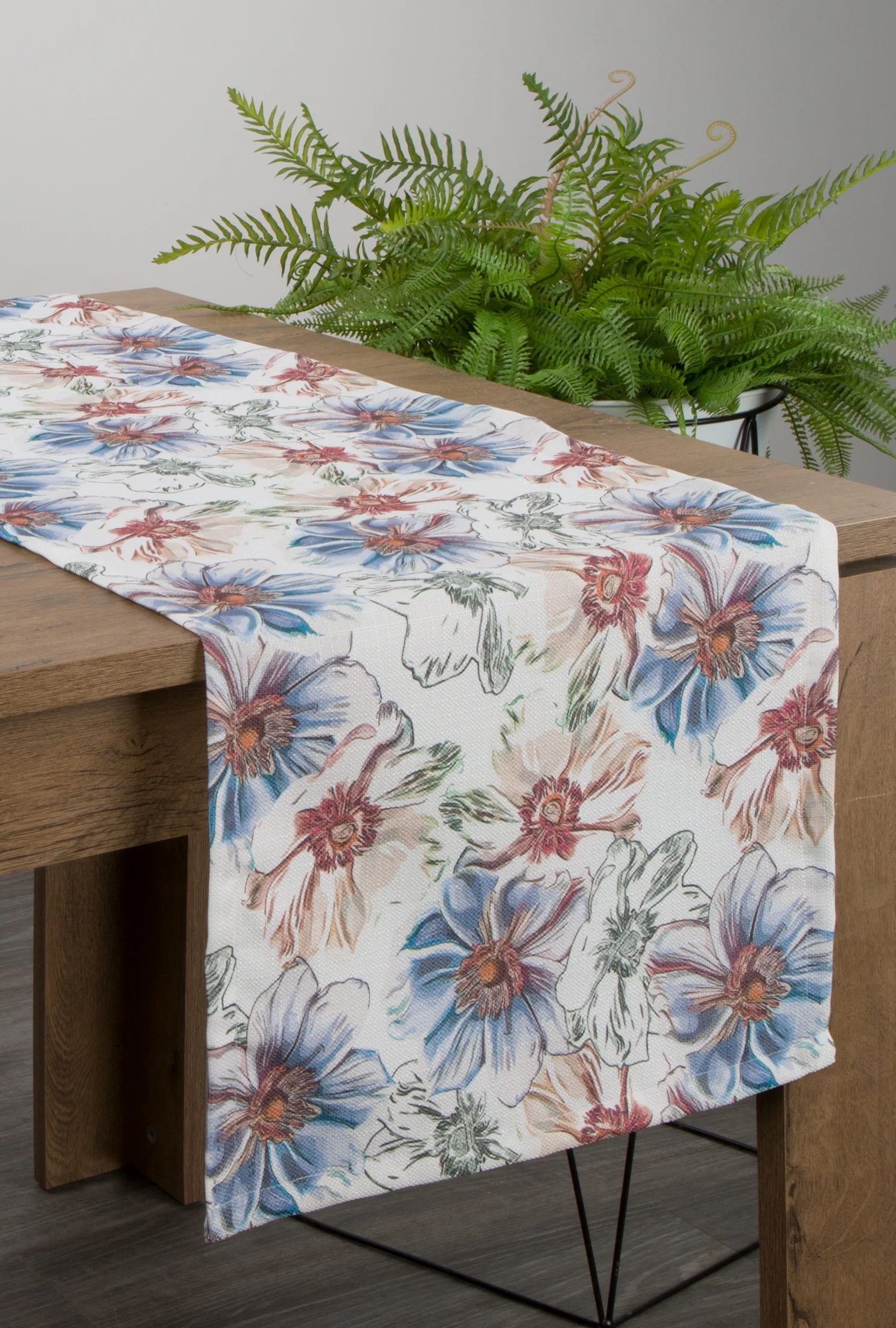 Bieżnik na stół biało, niebieski 40x140 cm z tkaniny strukturalnej FLORE 7 z nadrukiem barwnych kwiatów