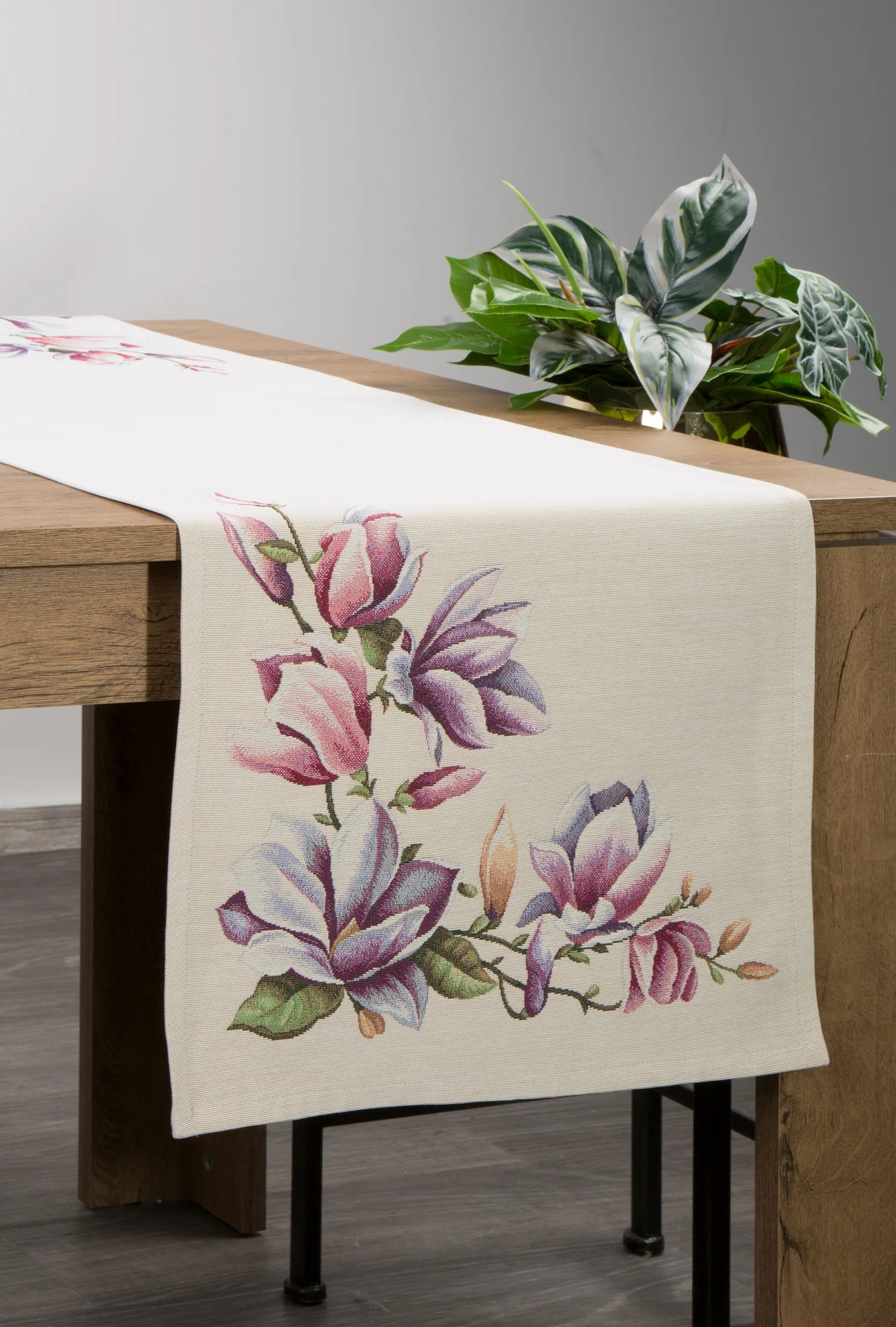 Bieżnik na stół naturalno, różowy 40x100 cm gobelinowy zdobiony motywem kwiatów magnolii