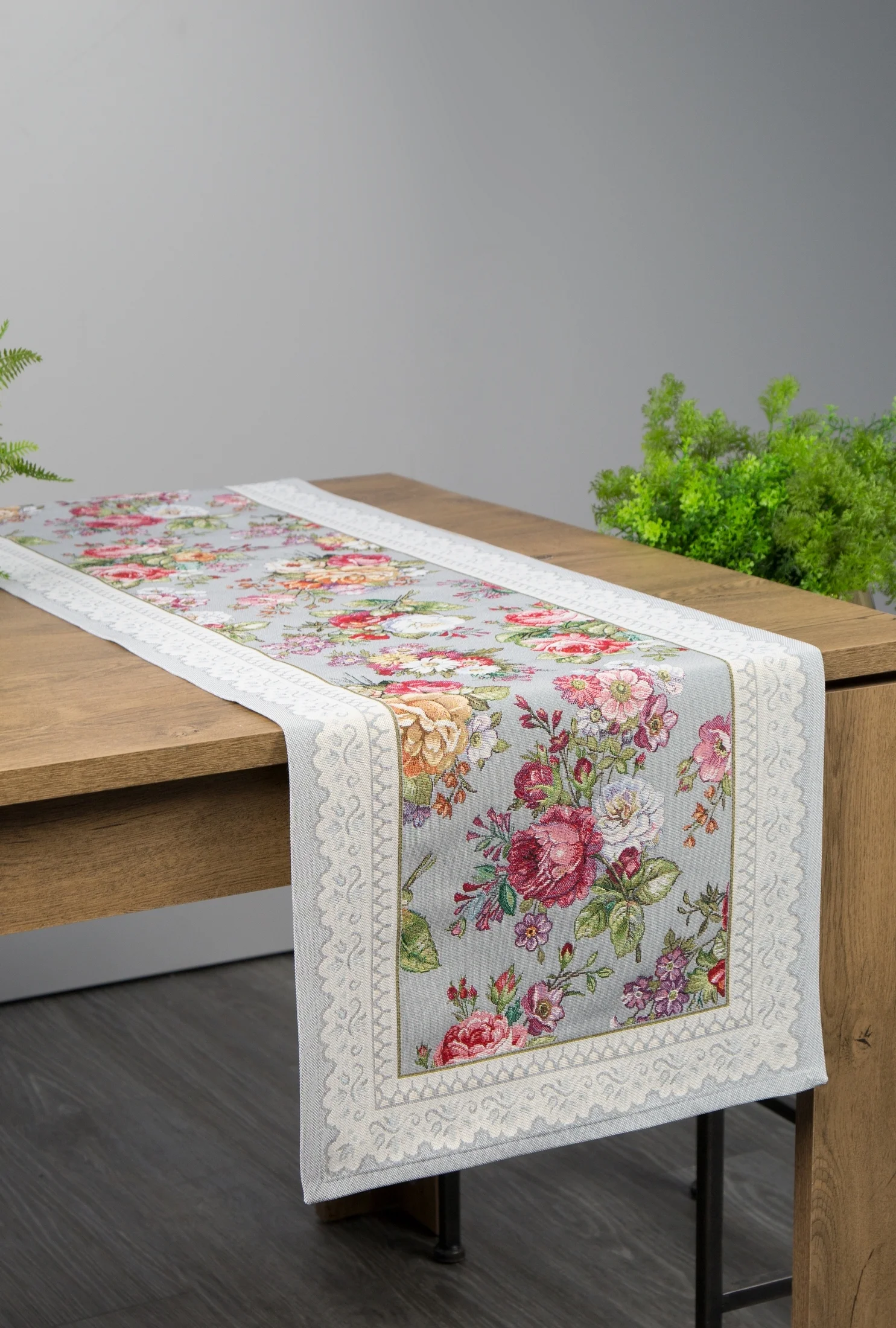 Bieżnik na stół popielato, różowy 45x140 cm gobelinowy zdobiony tkanym motywem kwiatowym