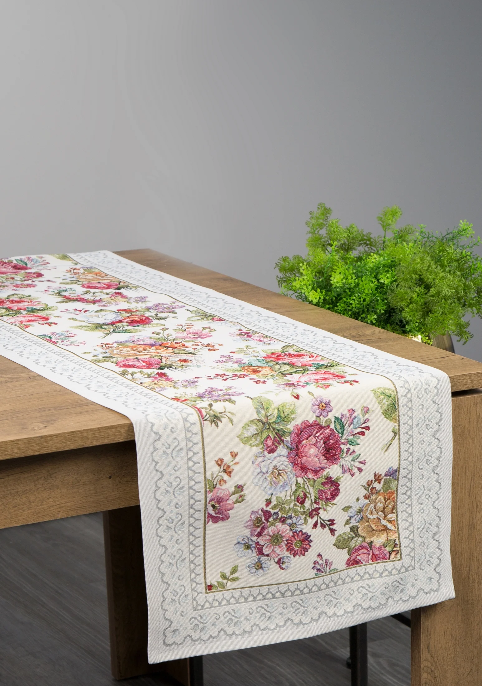 Bieżnik na stół jasnoszaro, różowy 40x100 cm gobelinowy zdobiony tkanym motywem kwiatowym