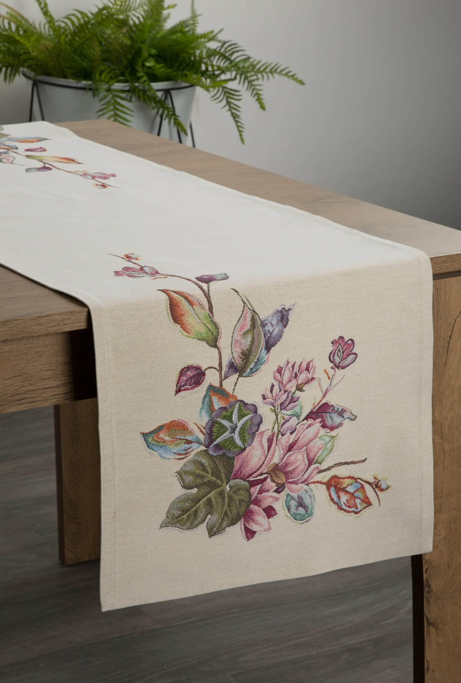 Bieżnik na stół naturalno, różowy 45x140 cm gobelinowy zdobiony tkanym motywem kwiatowym