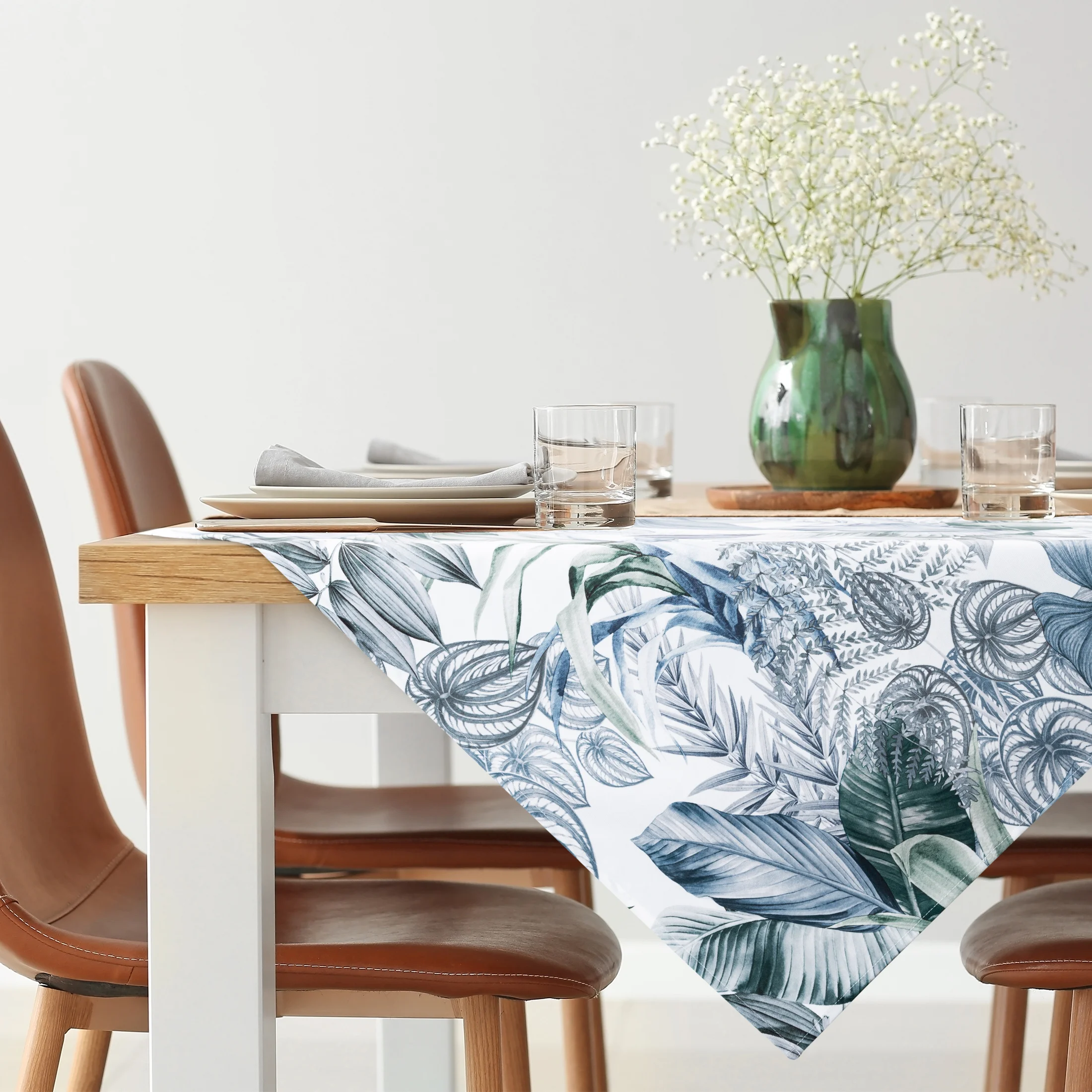 Bieżnik na stół 85x85 cm biało, zielony welwetowy DAVOS zdobiony nadrukiem egzotycznych liści DESIGN 91