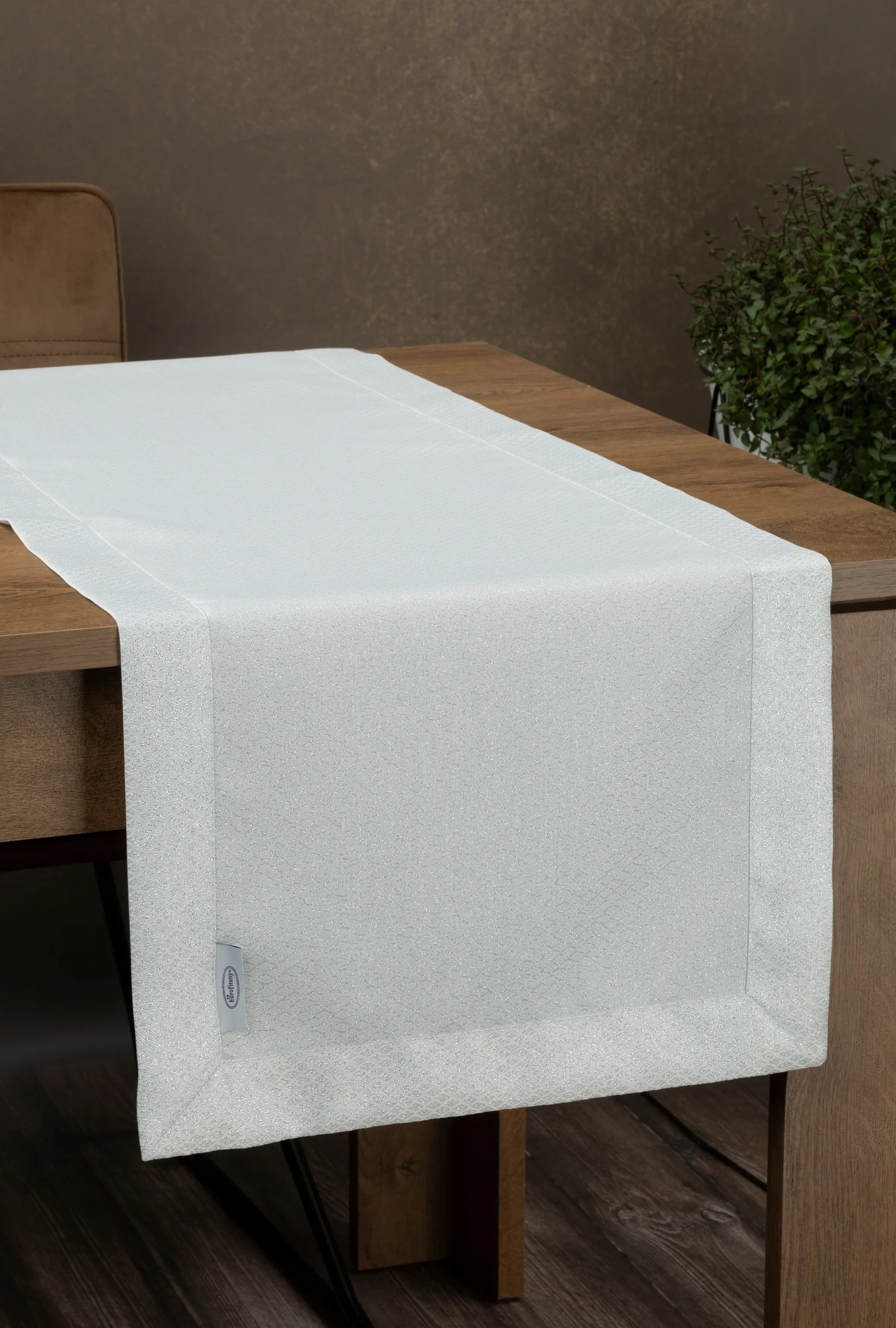 Bieżnik na stół biało, srebrny 40x180 cm JOWITA zdobiony srebrną błyszczącą nicią w wzór geometryczny z elegancką listwą