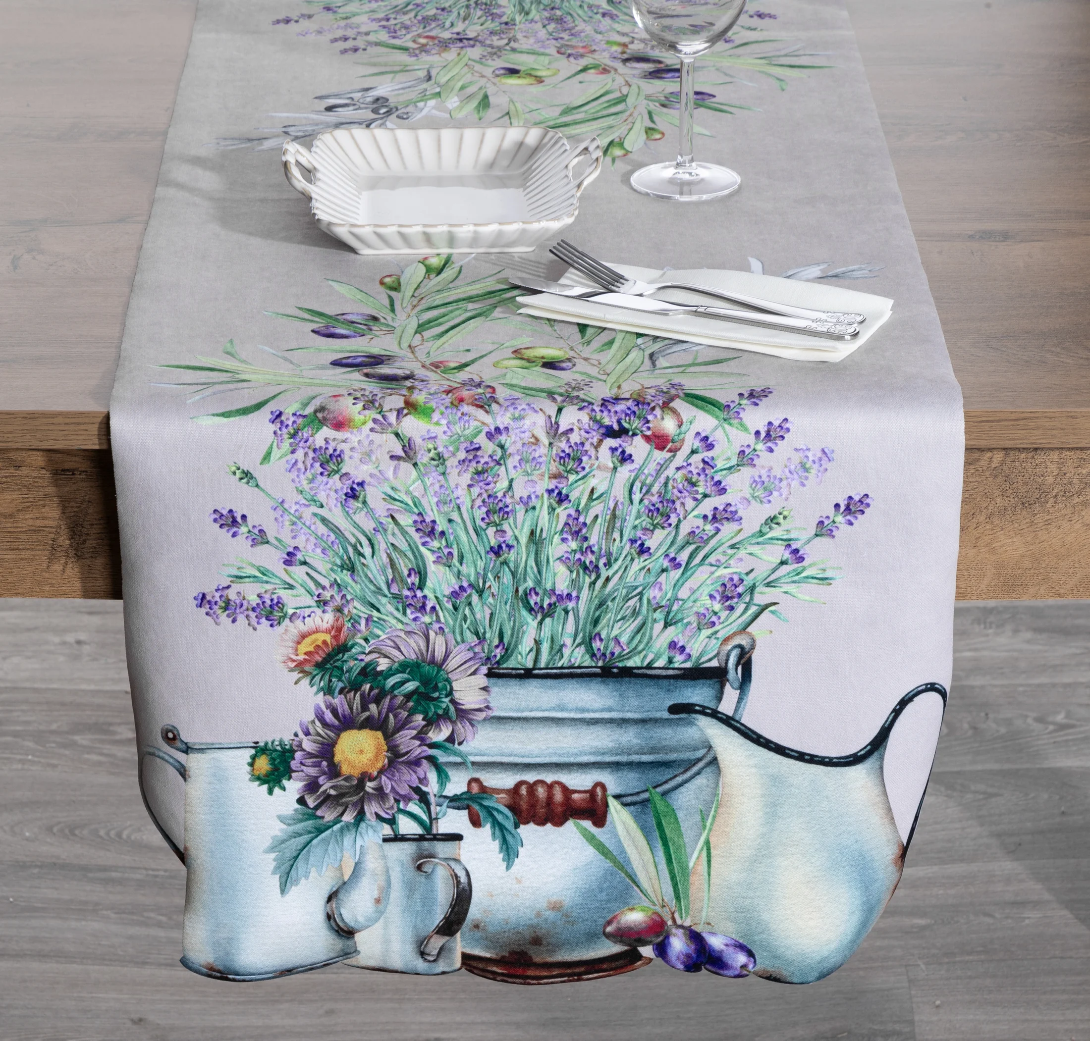 Bieżnik na stół jasnoszrao, fioletowy 40x140 cm SUMMER 1 z nadrukowanym motywem bukietu lawend