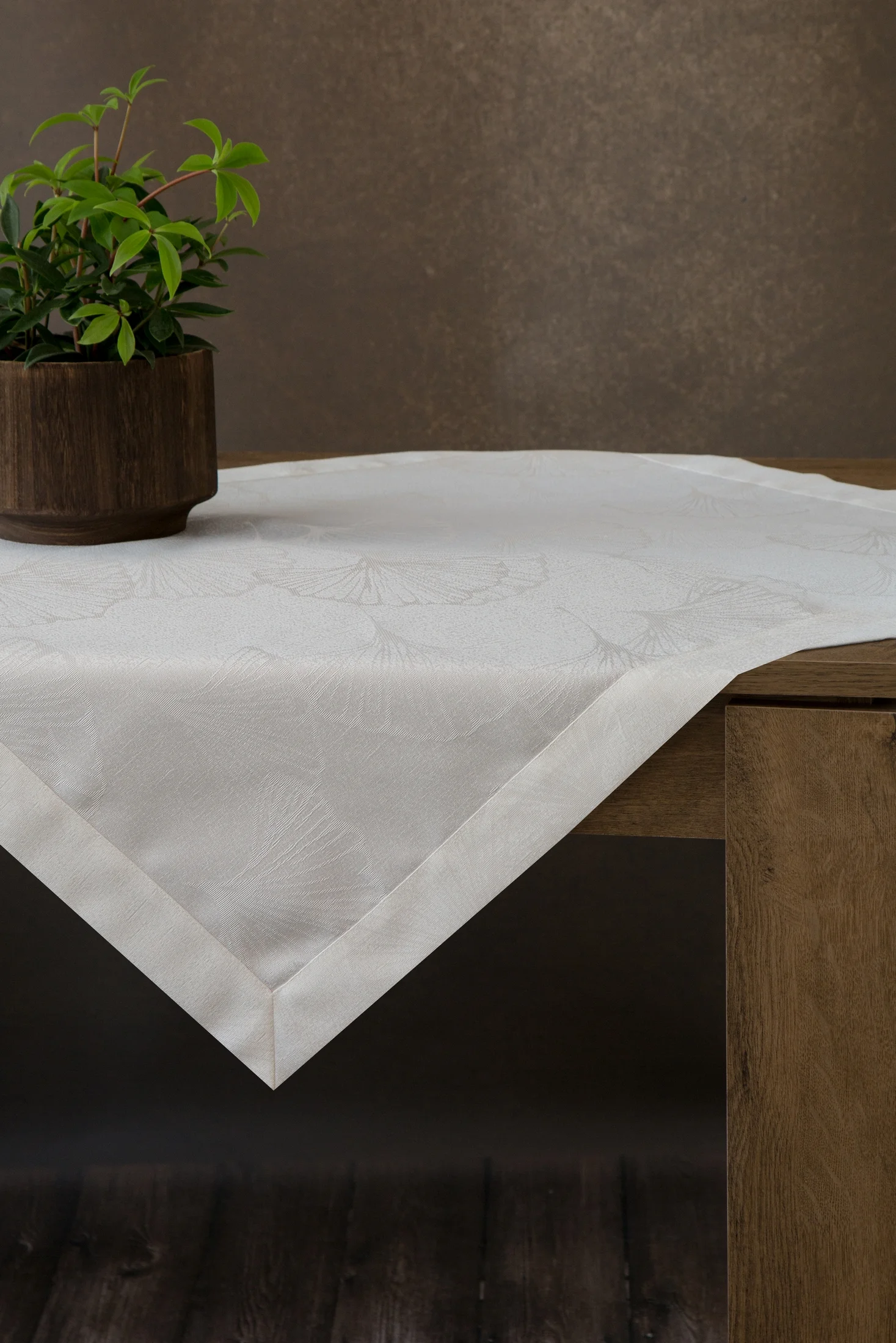 Bieżnik plamoodporny ecru DORIS z żakardowym wzorem liści gingko 85x85 cm Eurofirany