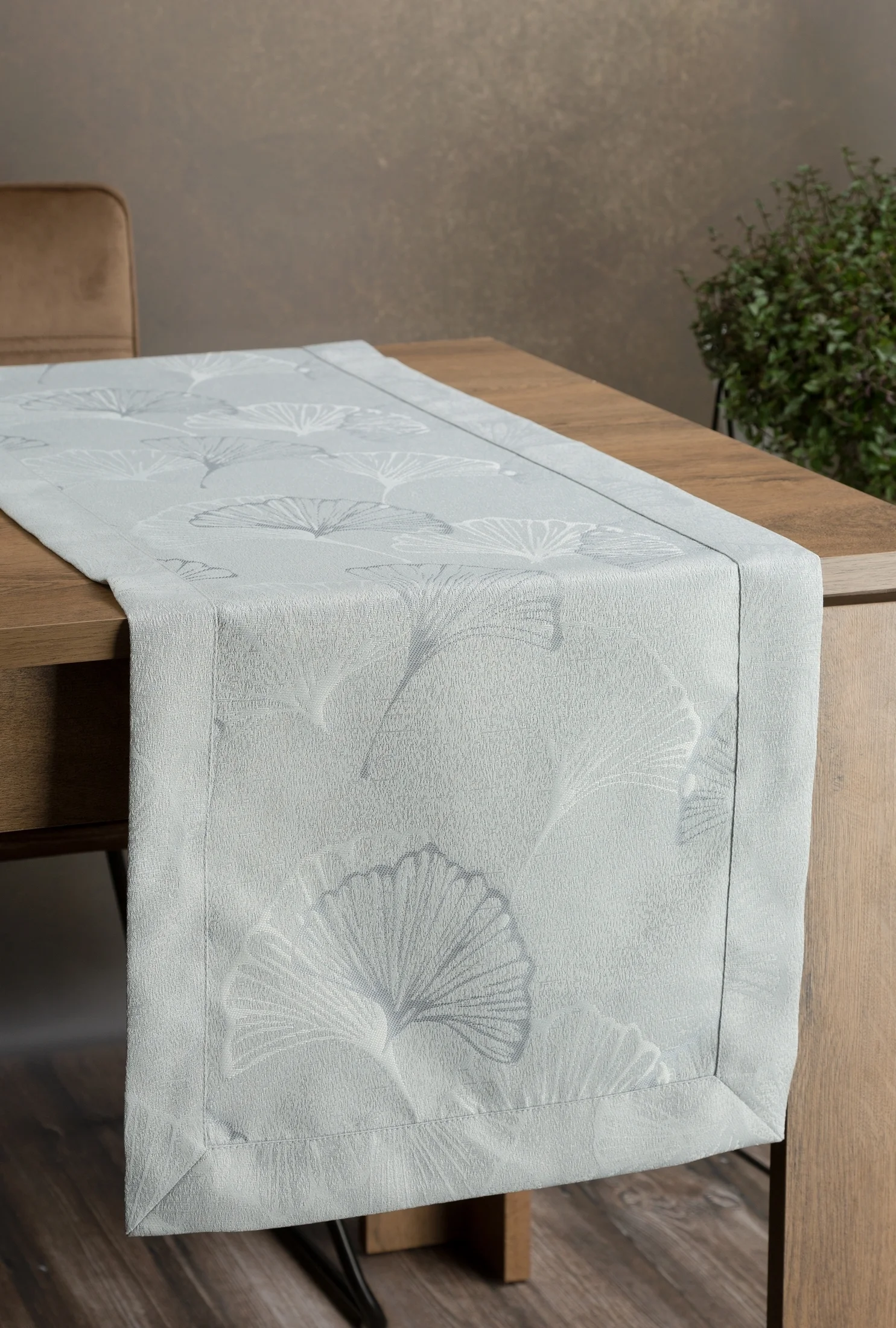 Bieżnik plamoodporny srebrny DORIS z żakardowym wzorem liści gingko 40x140 cm Eurofirany