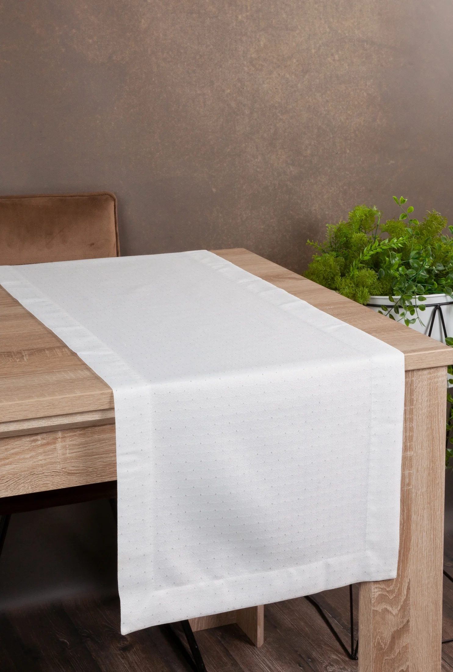 Bieżnik na stół biały 40x180 cm ELIZA zdobiony srebrną błyszczącą nicią z elegancką listwą