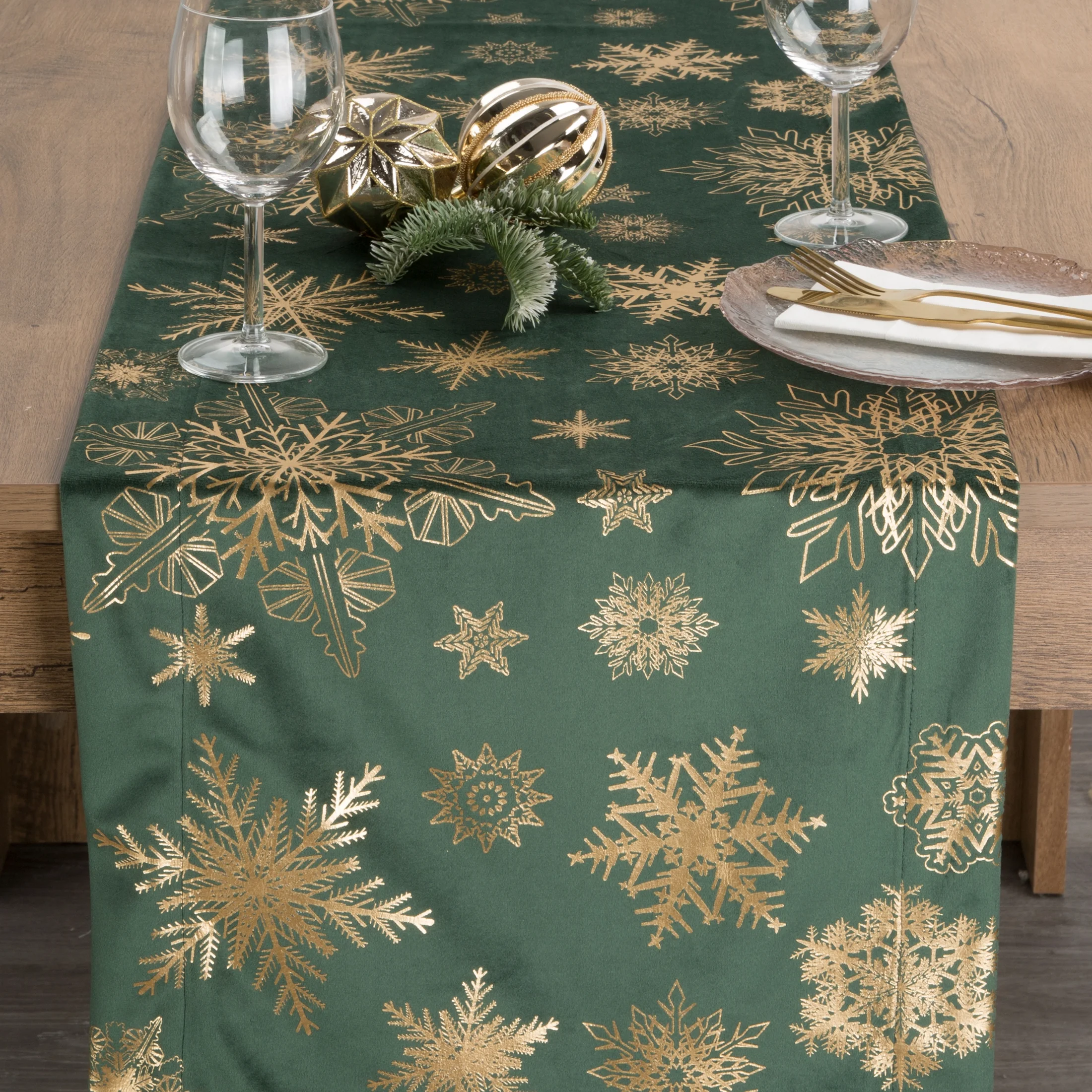 Bieżnik na stół zielono, szampański 40x140 cm welwetowy JOY w śnieżynki