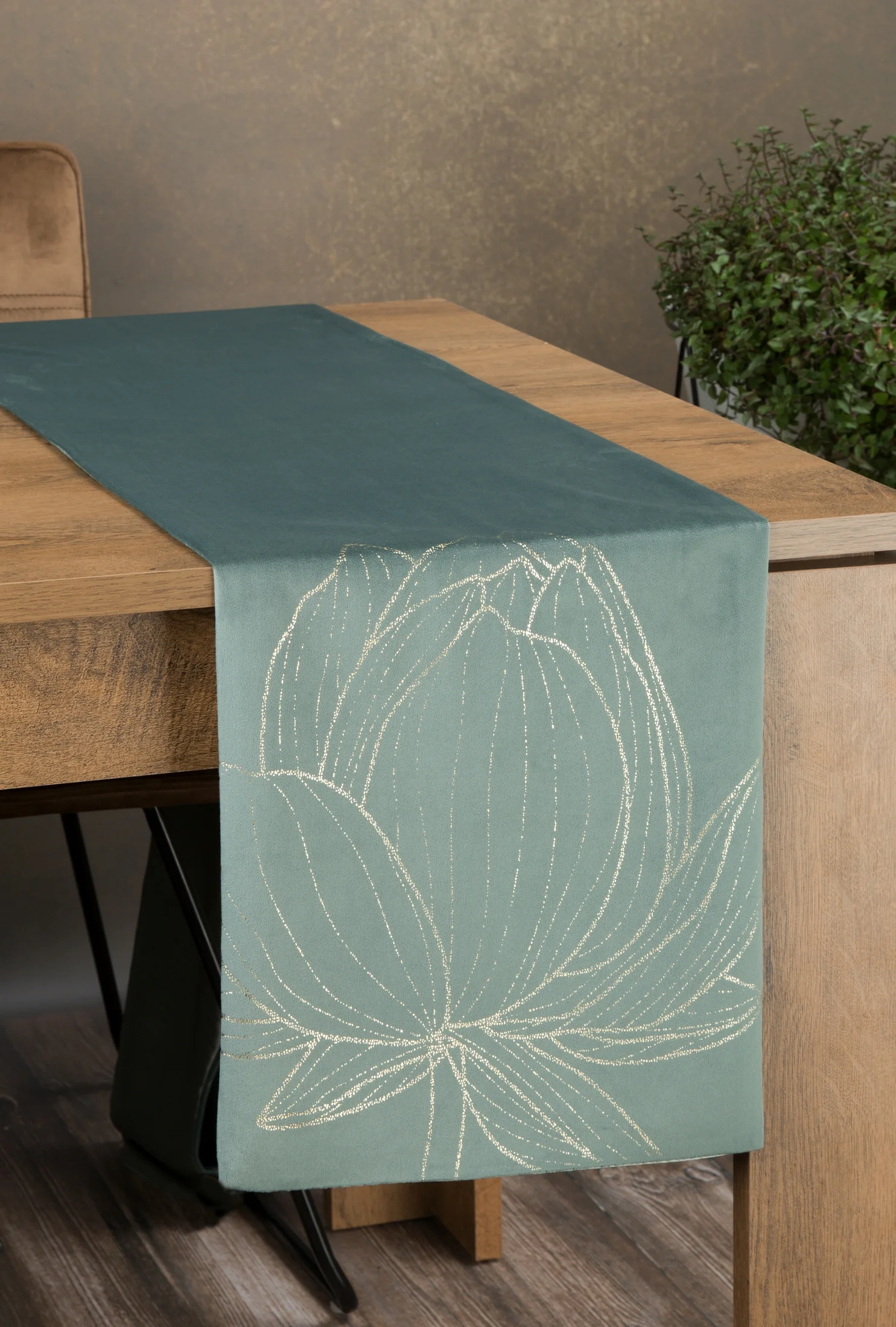Bieżnik na stół ciemnomiętowy, złocisty 35x140 cm welwetowy BLINK 12 z dużym wzorem kwiatu lotosu