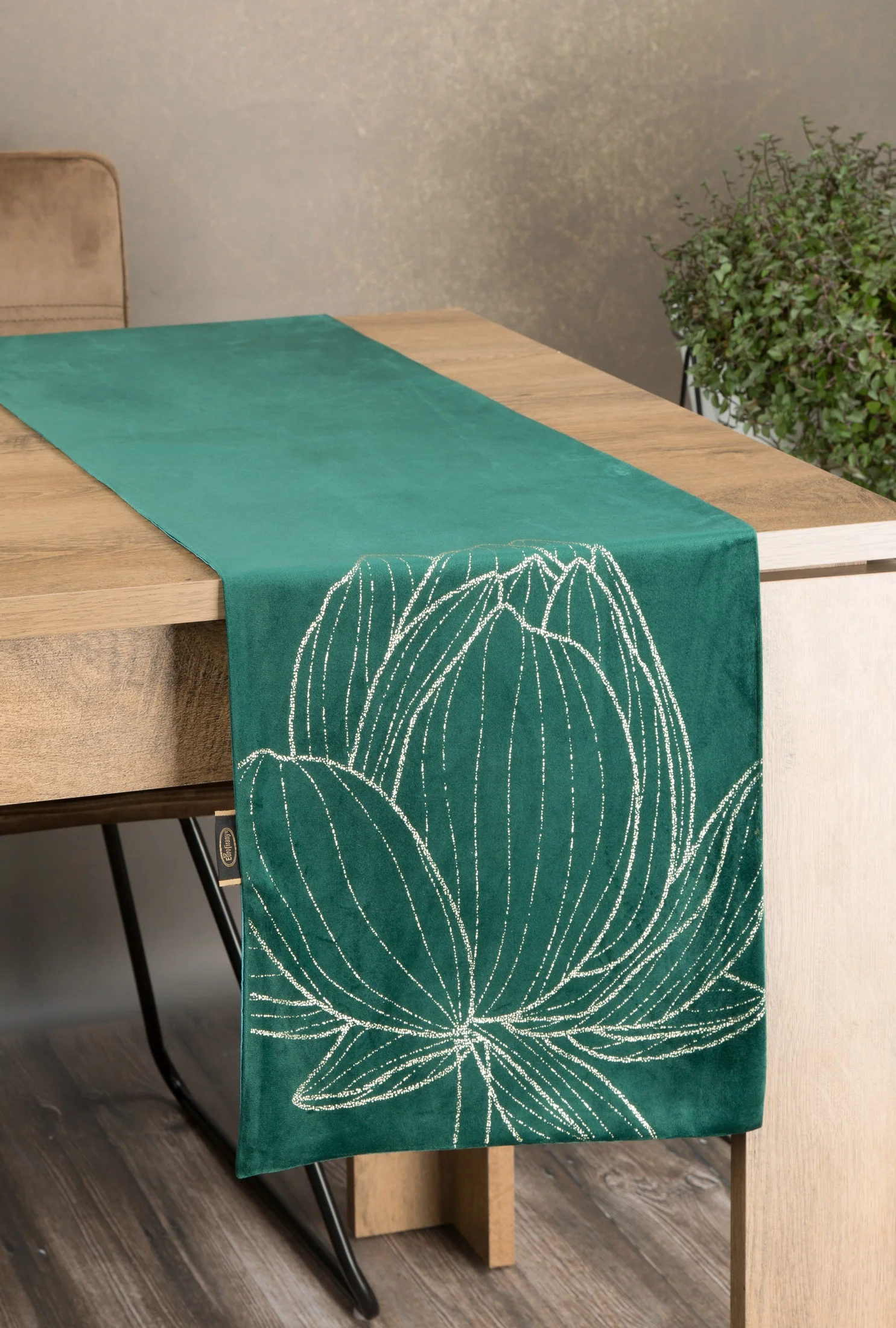Bieżnik na stół ciemnozielony, złocisty 35x220 cm welwetowy BLINK 12 z dużym wzorem kwiatu lotosu