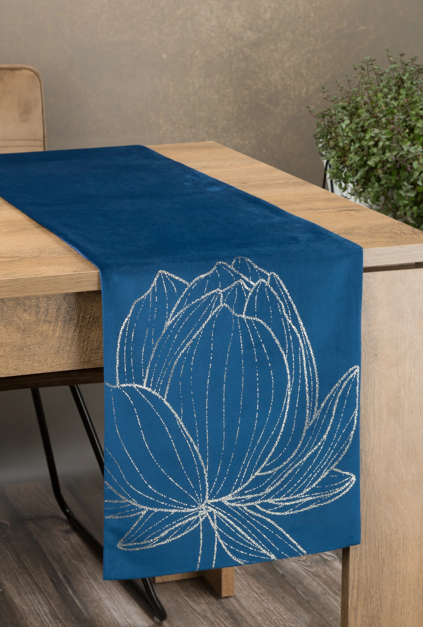 Bieżnik na stół granatowo, złocisty 35x140 cm welwetowy BLINK 12 z dużym wzorem kwiatu lotosu