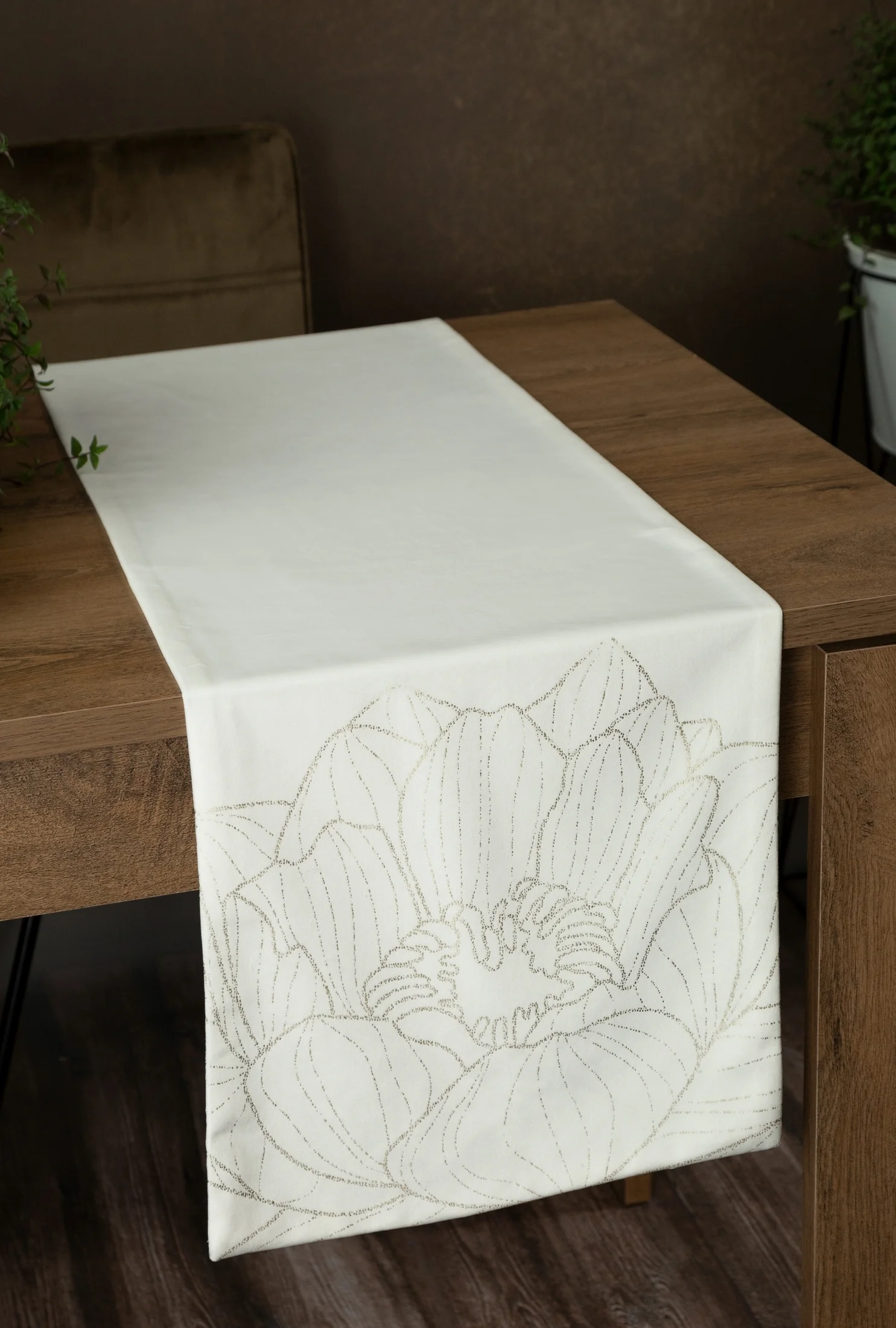 Bieżnik na stół biało, złocisty 35x140 cm welwetowy BLINK 13 z dużym wzorem lilii wodnej
