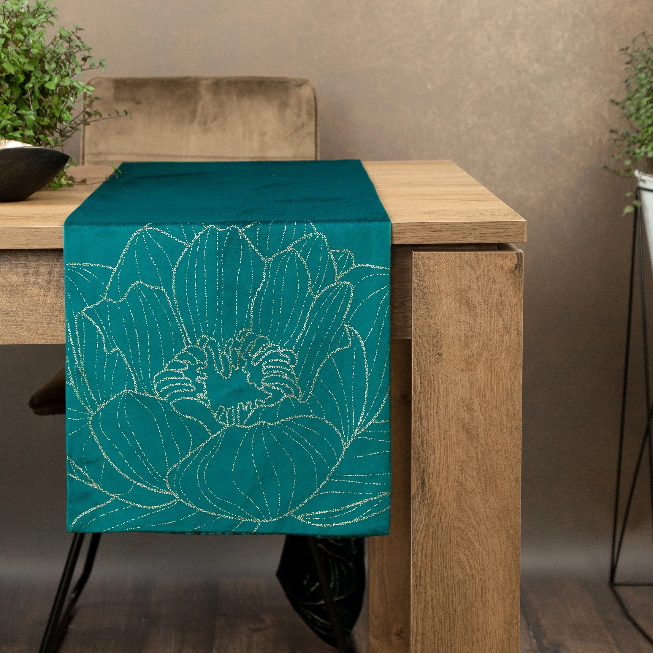 Bieżnik na stół ciemnoturkusowy, złocisty 35x140 cm welwetowy BLINK 13 z dużym wzorem lilii wodnej