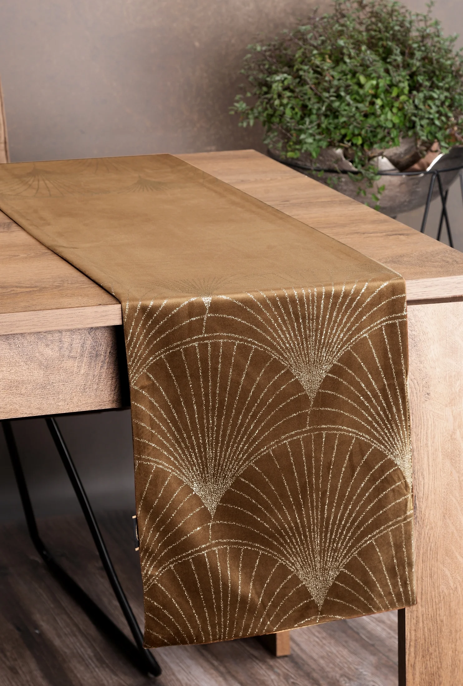 Bieżnik na stół brązowo, złoty 35x140 cm welwetowy BLINK 14 z welwetu z dużym wzorem wachlarzy w stylu art deco