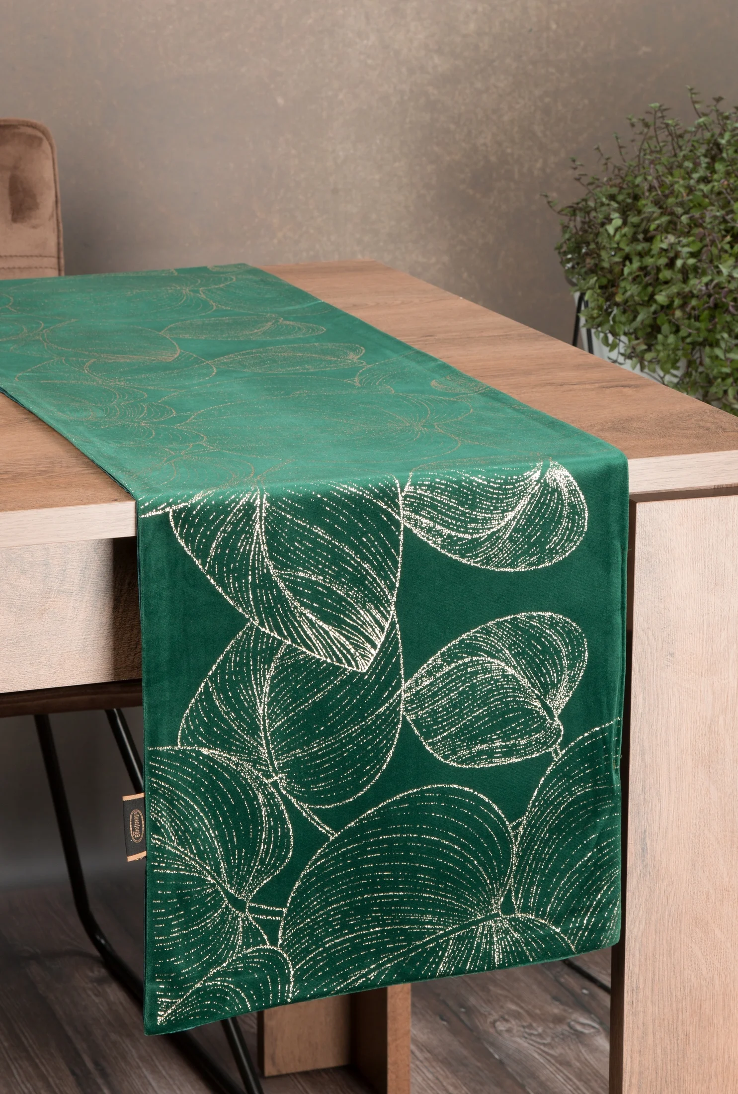 Bieżnik na stół ciemnozielono, złocisty 35x220 cm welwetowy BLINK 16 z dużym wzorem liści