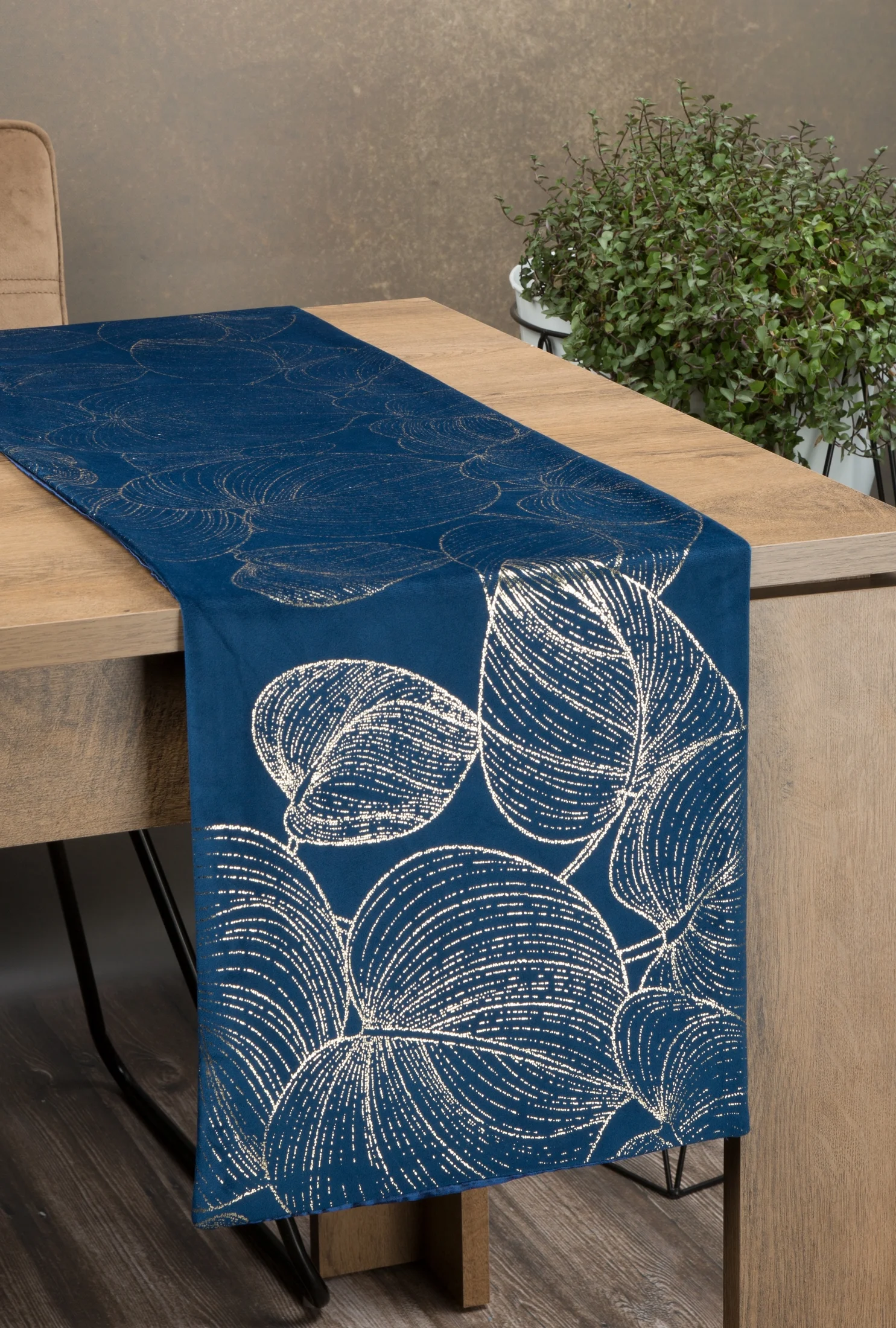 Bieżnik na stół granatowo, złocisty 35x220 cm welwetowy BLINK 16 z dużym wzorem liści