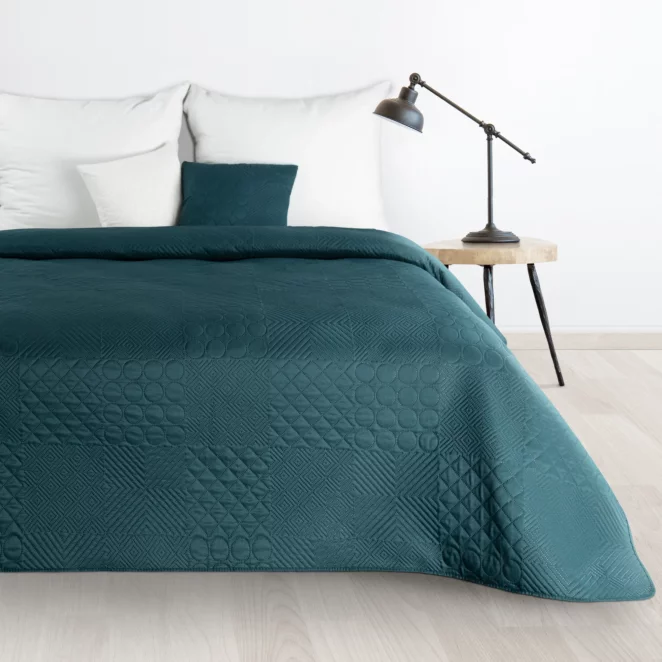 Narzuta ciemnoturkusowa 170x210 cm z patchworkowym motywem wytłaczanym techniką hot press BONI 5 DESIGN 91 Eurofirany