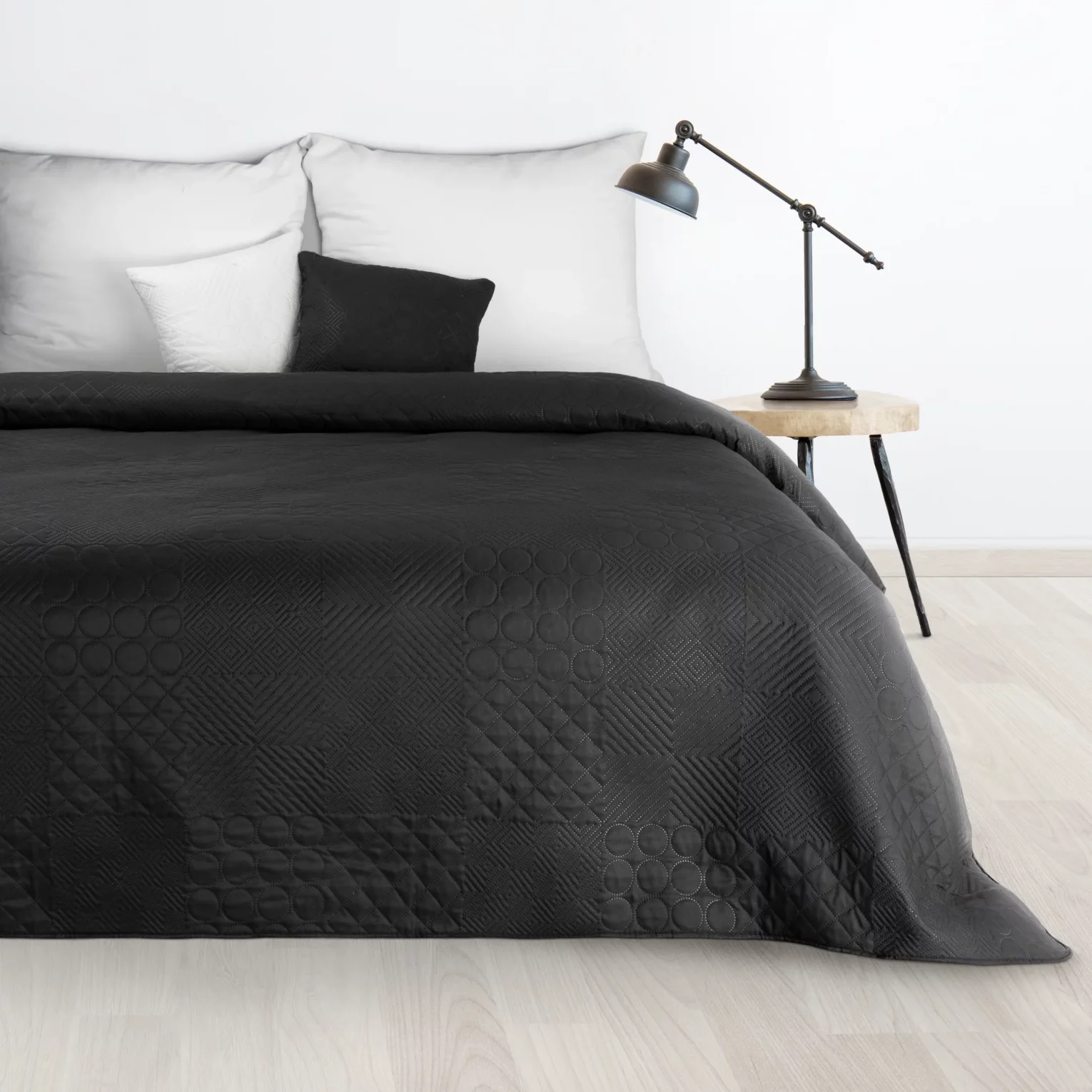 Narzuta czarna 170x210 cm z patchworkowym motywem wytłaczanym techniką hot press BONI 5 DESIGN 91 Eurofirany
