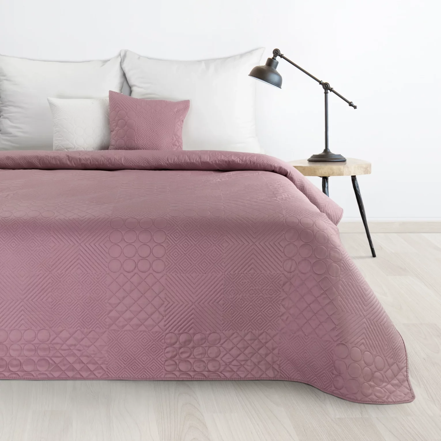 Narzuta różowa 170x210 cm z patchworkowym motywem wytłaczanym techniką hot press BONI 5 DESIGN 91 Eurofirany