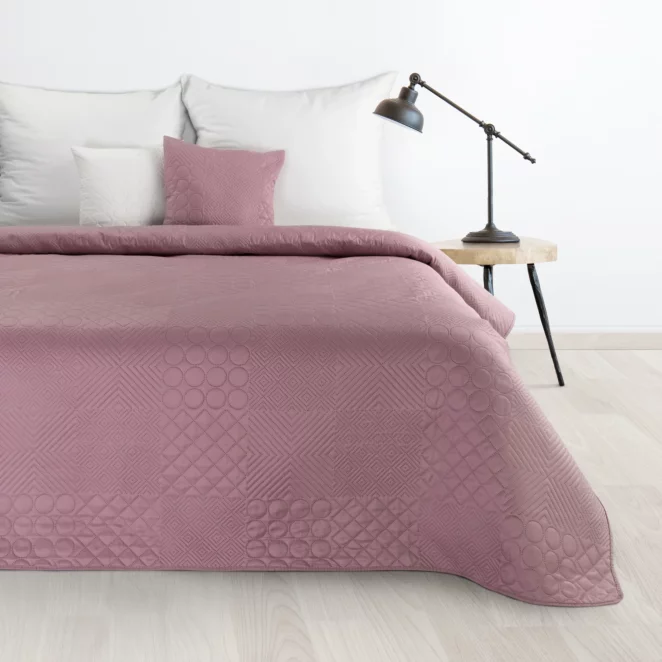 Narzuta różowa 170x210 cm z patchworkowym motywem wytłaczanym techniką hot press BONI 5 DESIGN 91 Eurofirany