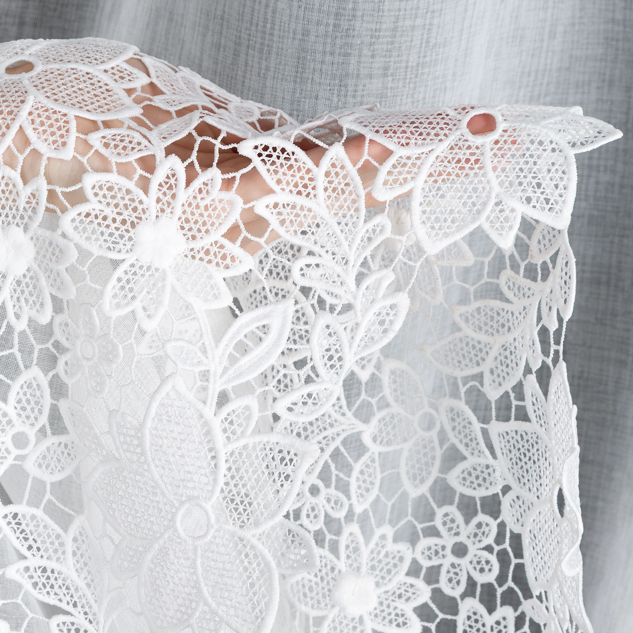 Zazdrostka biała zdobiona subtelną aplikacją 70x150 cm szelki - ARTEMIDA Eurofirany