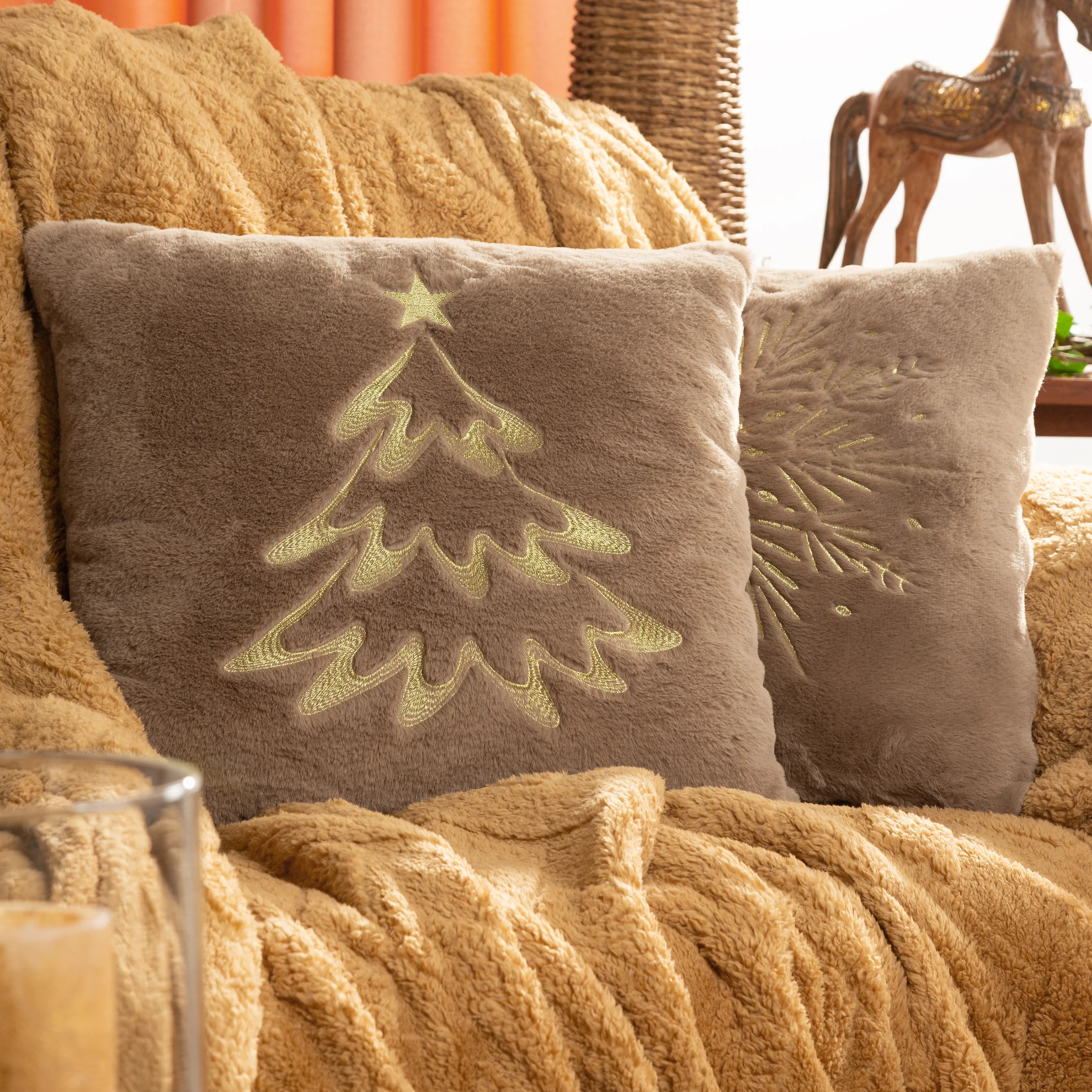 Poszewka na poduszkę świąteczna 45x45 cm ciemnozielono, szampańska z przyjemnego futerka zdobiona haftem choinki Eurofirany