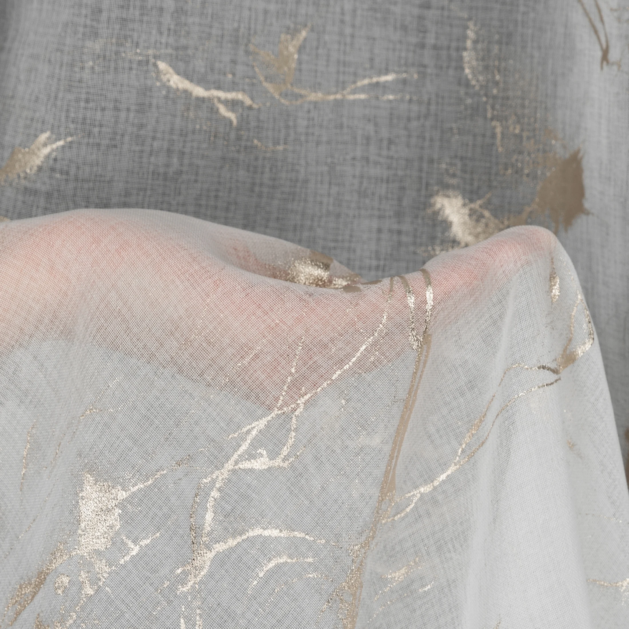 Dekoracja okienna biało, złocista z etaminy zdobiona błyszczącym marmurkowym wzorem 140x270 cm taśma ALINA Eurofirany