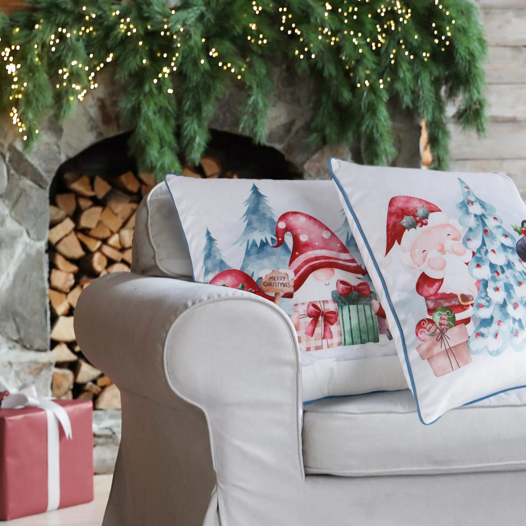 Poszewka na poduszkę świąteczna 45x45 cm biało, czerwona zdobiona uroczym nadrukiem krasnali i elegancką wypustką Eurofirany