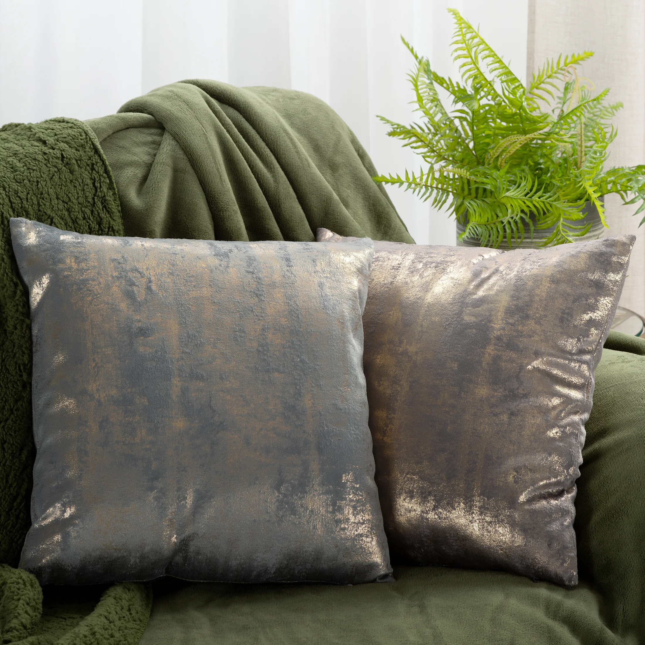 Poszewka na poduszkę 45x45 cm welwetowa zdobiona przecieranym wzorem stalowo, szampańska RENIA Eurofirany