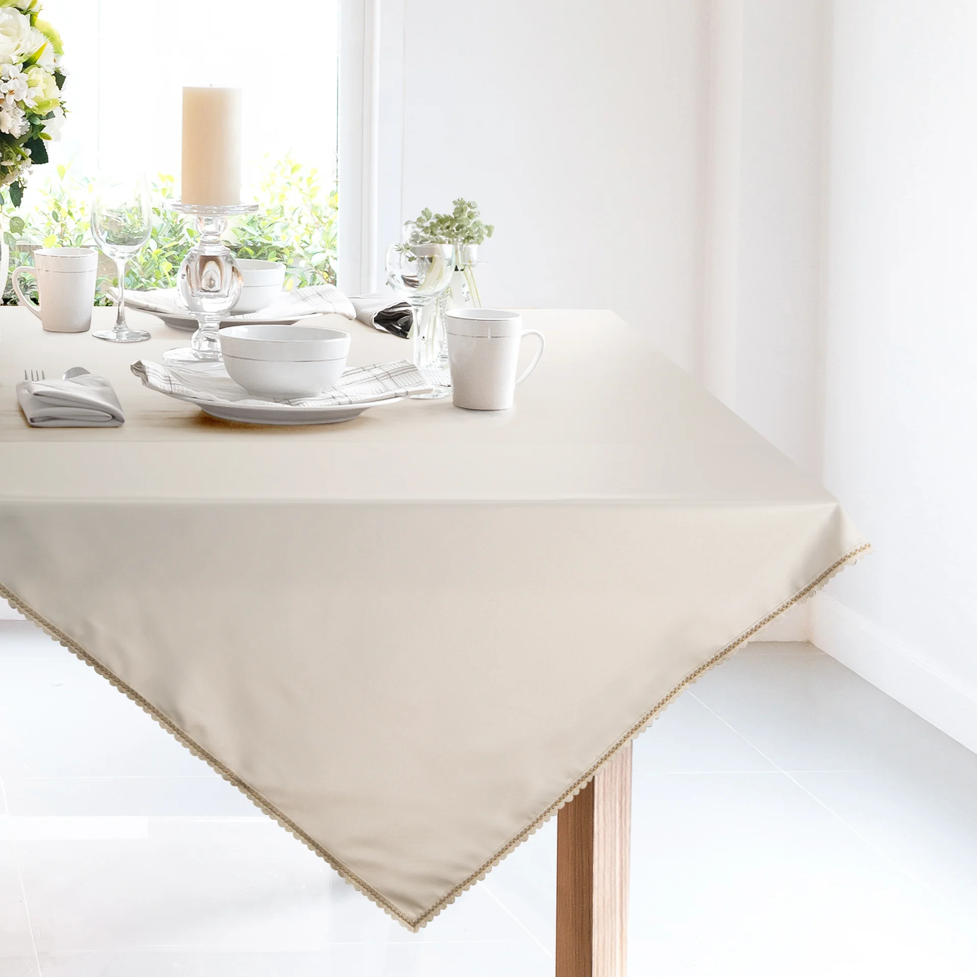 Bieżnik na stół kremowy 85x85 cm LACE z szampańskim haftowanym zdobieniem