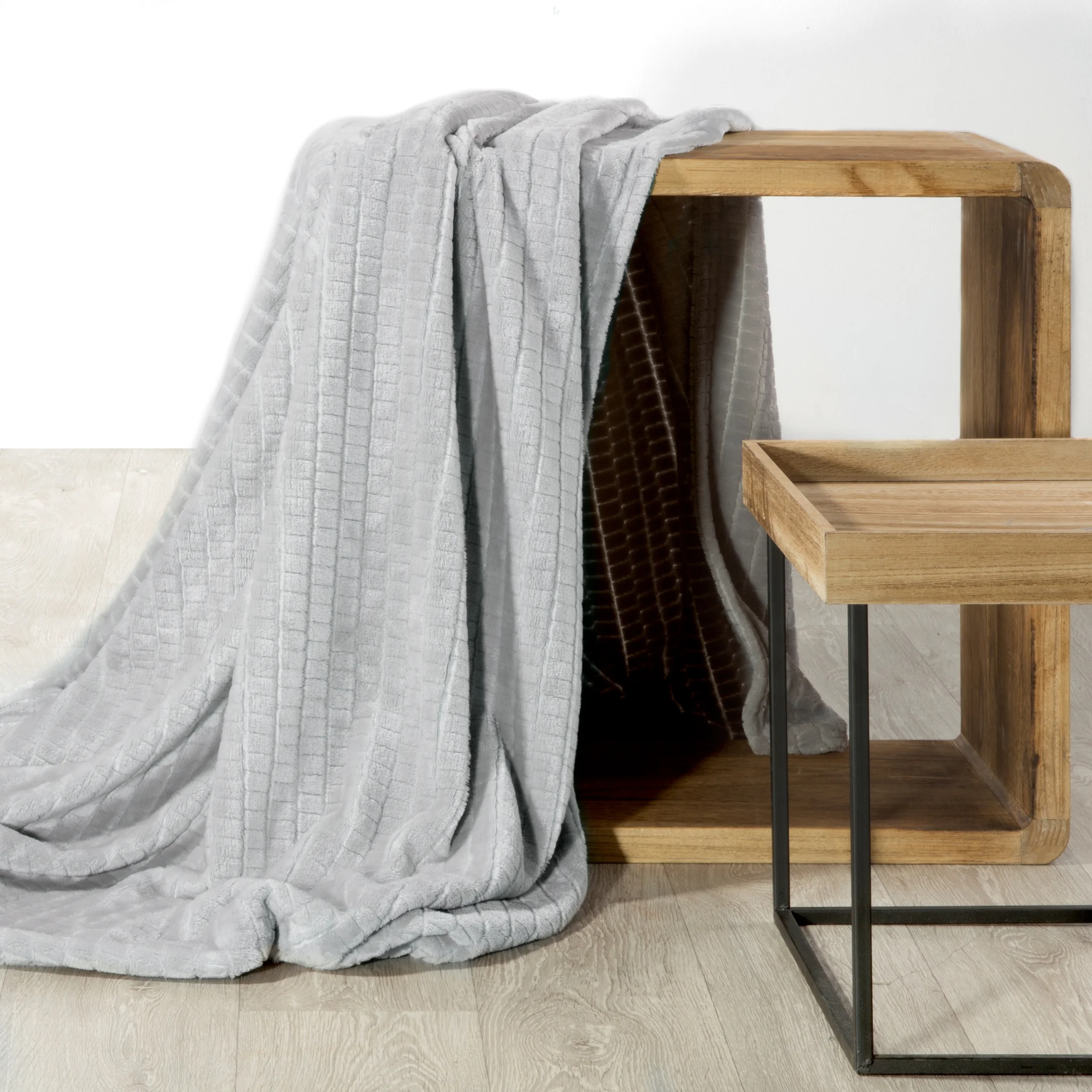 Koc 200x220 cm srebrny miękki w dotyku z wytłaczanym wzorem w kosteczkę CINDY 2 DESIGN 91 Eurofirany