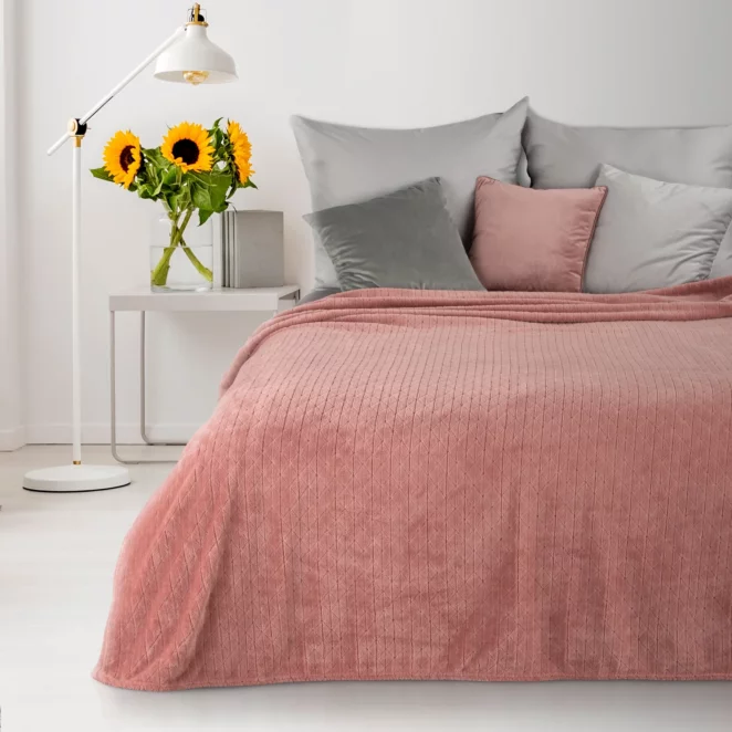 Koc  170x210 cm różowy miękki w dotyku z wytłaczanym wzorem CINDY 4 DESIGN 91 Eurofirany