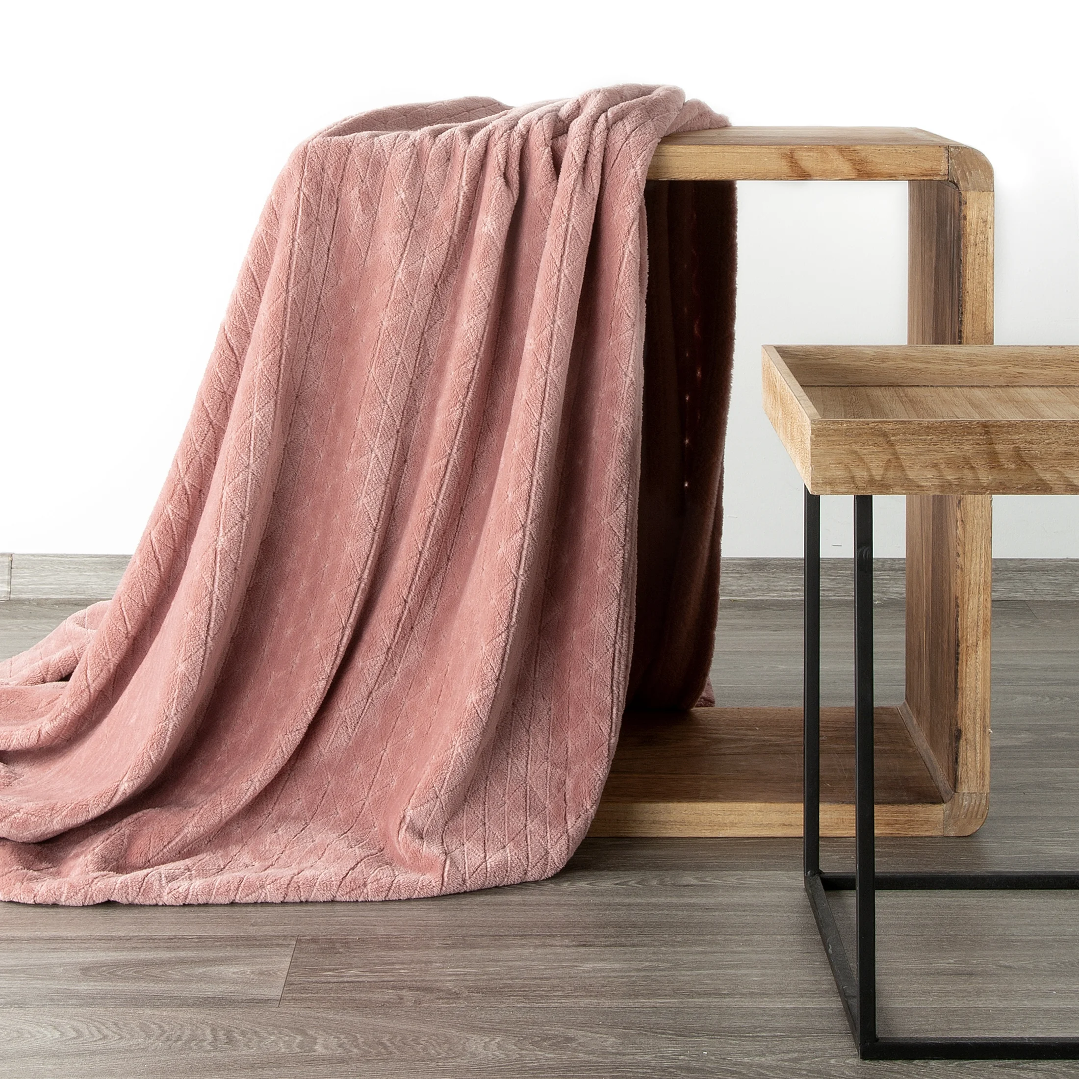 Koc 170x210 cm różowy miękki w dotyku z wytłaczanym wzorem CINDY 4 DESIGN 91 Eurofirany