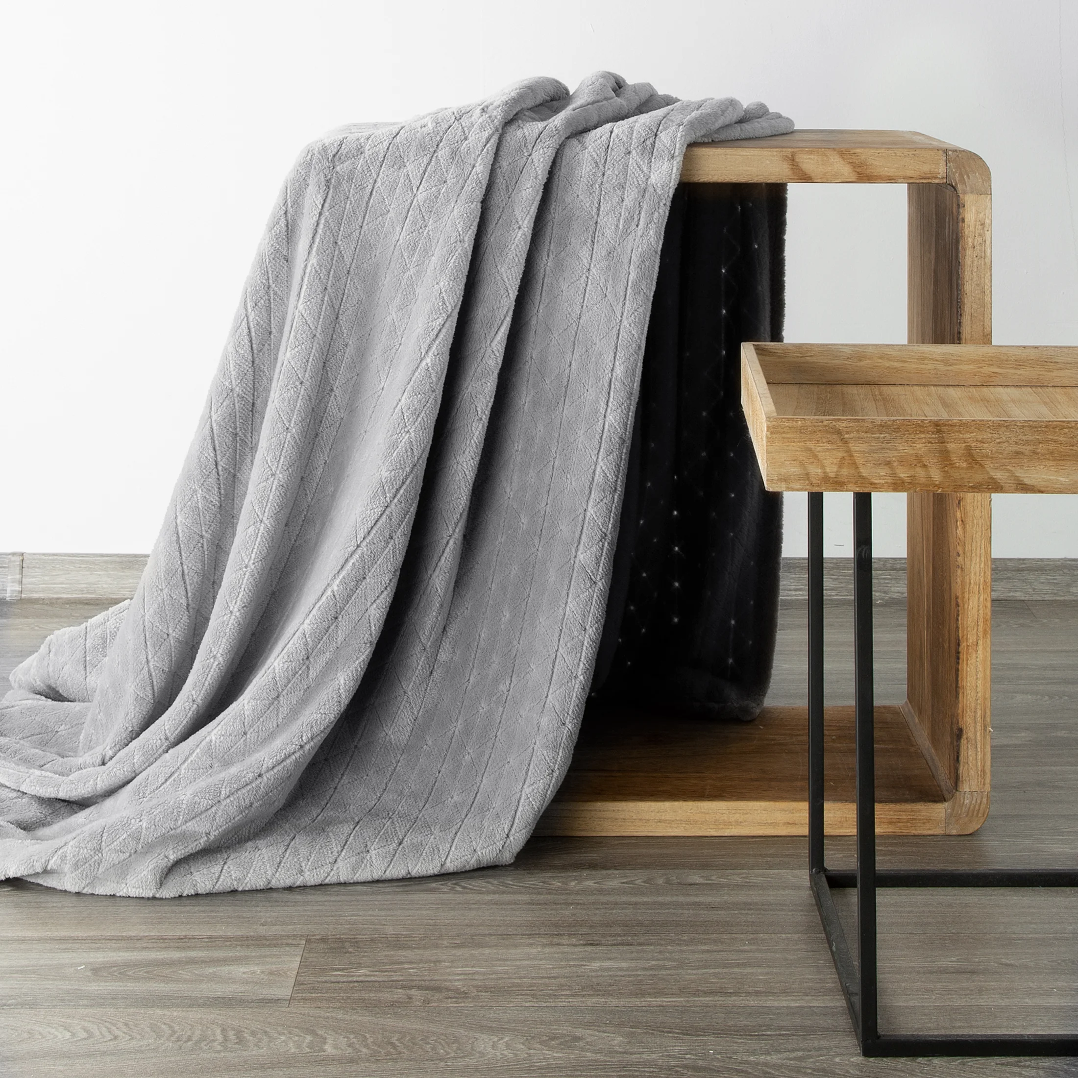 Koc 170x210 cm srebrny miękki w dotyku z wytłaczanym wzorem CINDY 4 DESIGN 91 Eurofirany