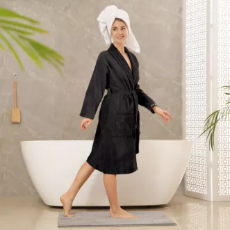 Szlafrok z haftowanym logiem kolekcji Ewa Minge Eurofirany