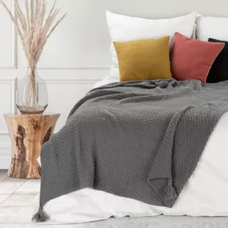 Koc  130x170 cm grafitowy o widocznej strukturze z dekoracyjnymi chwostami PLED Eurofirany