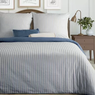 Pościel 140x200 cm komplet 2 częściowy z satyny bawełnianej kolor biało, granatowy w paseczki RAYA Eurofirany