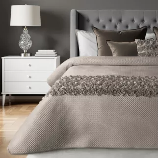 Narzuta welwetowa beżowa 220x240 cm zdobiona pasem róż 3D ROSES Eva Minge Eurofirany