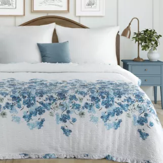 Narzuta pikowana hot press biało, niebieska 170x210 cm zdobiona drobnymi kwiatami NOA Eurofirany