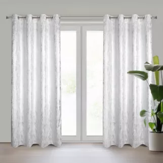 Zasłona biało, srebrzysta zdobiona błyszczącym wzorem z tkaniny zaciemniającej 140x250 przelotka ELISE Eurofirany
